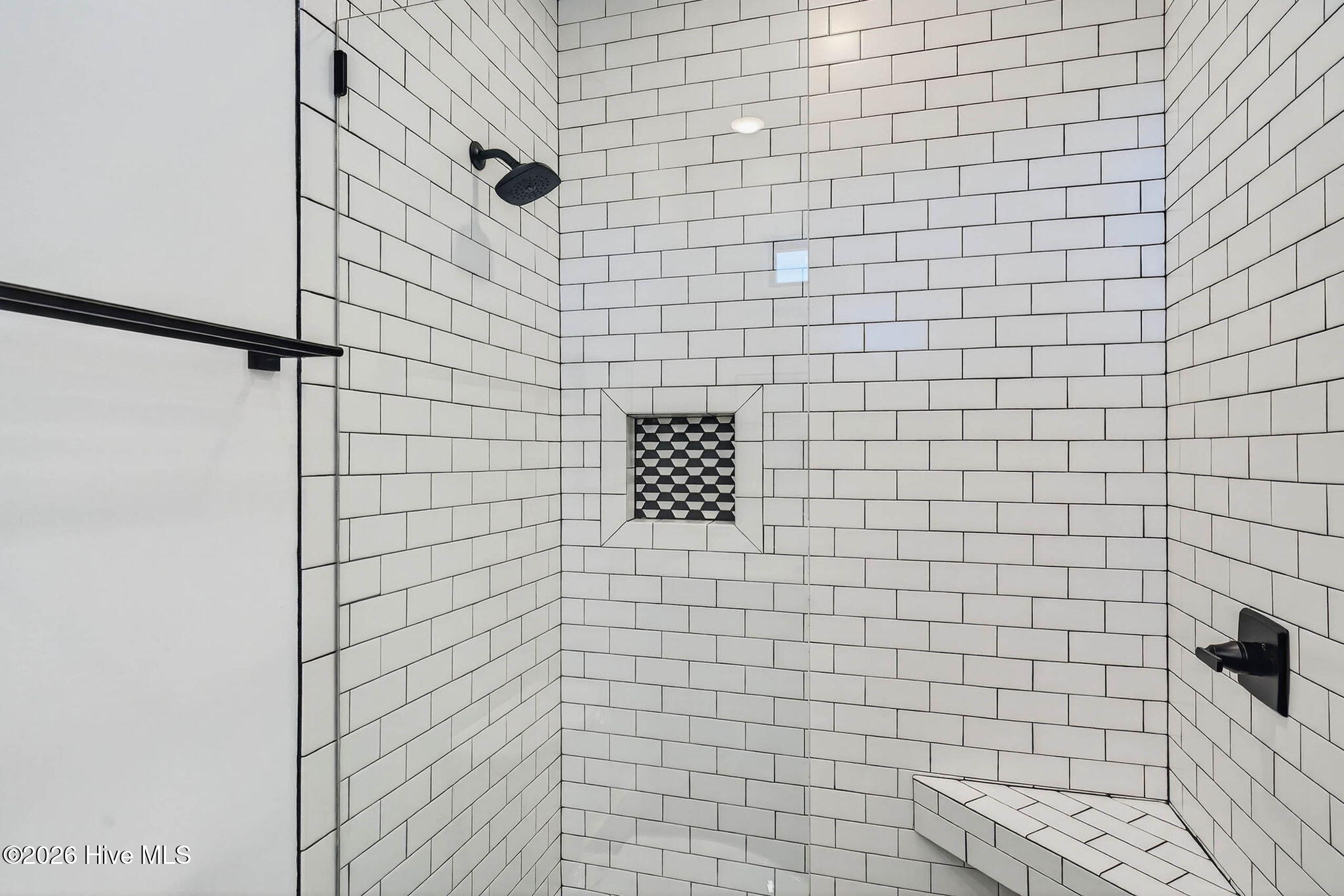 100561676 | Photo 15