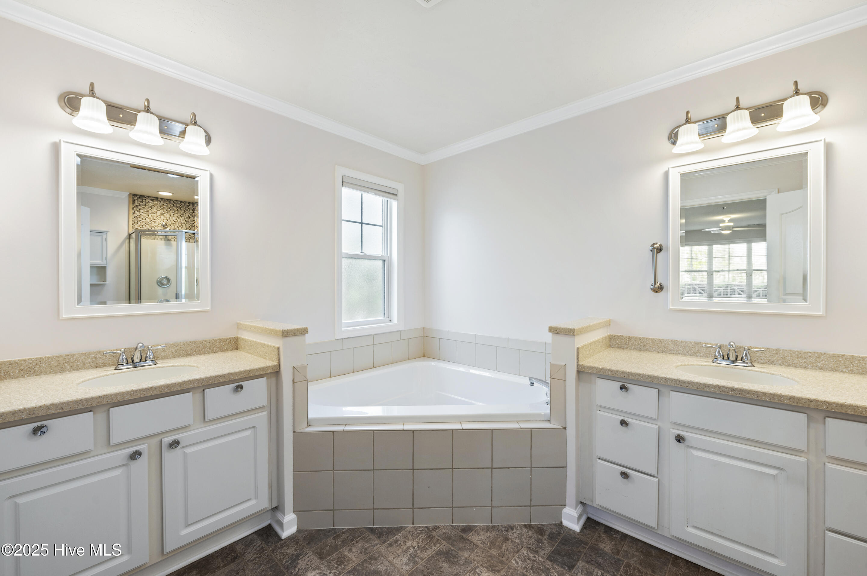 100558054 | Photo 28