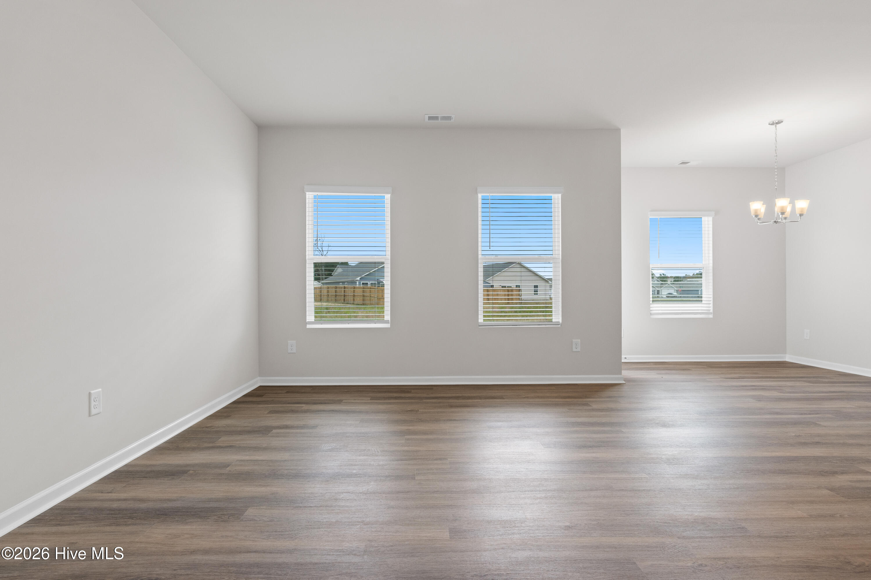 100567878 | Photo 14