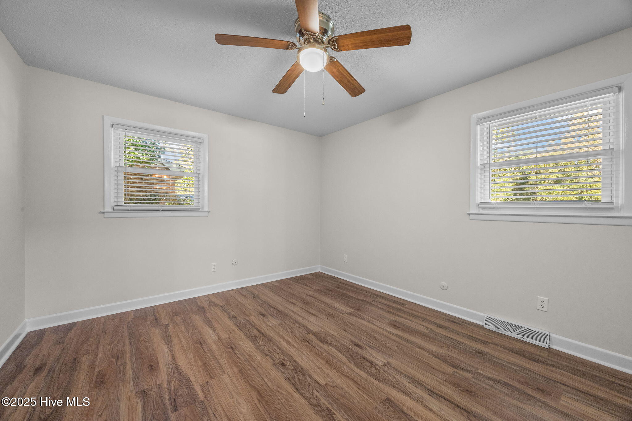 100540435 | Photo 23