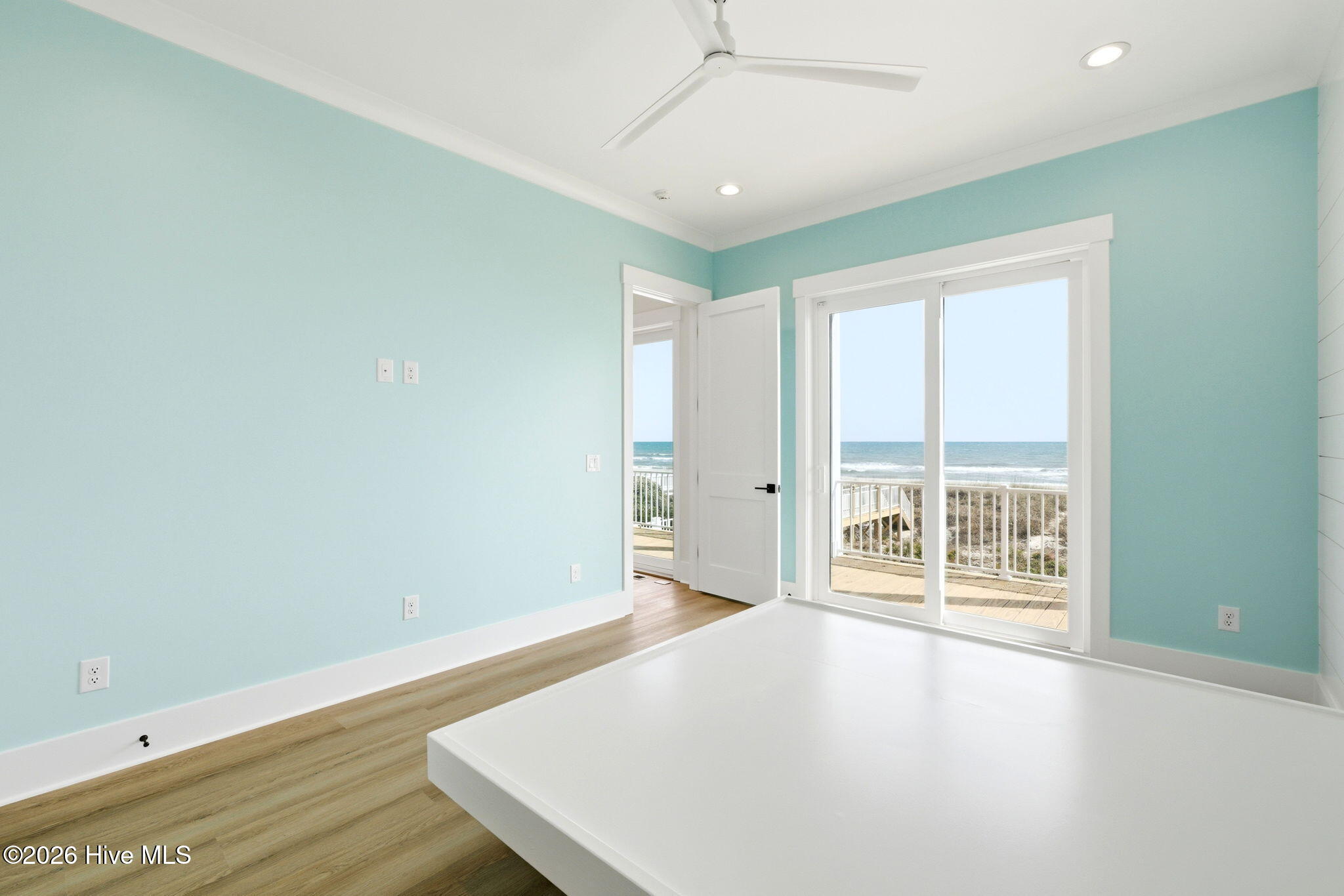 100564673 | Photo 25