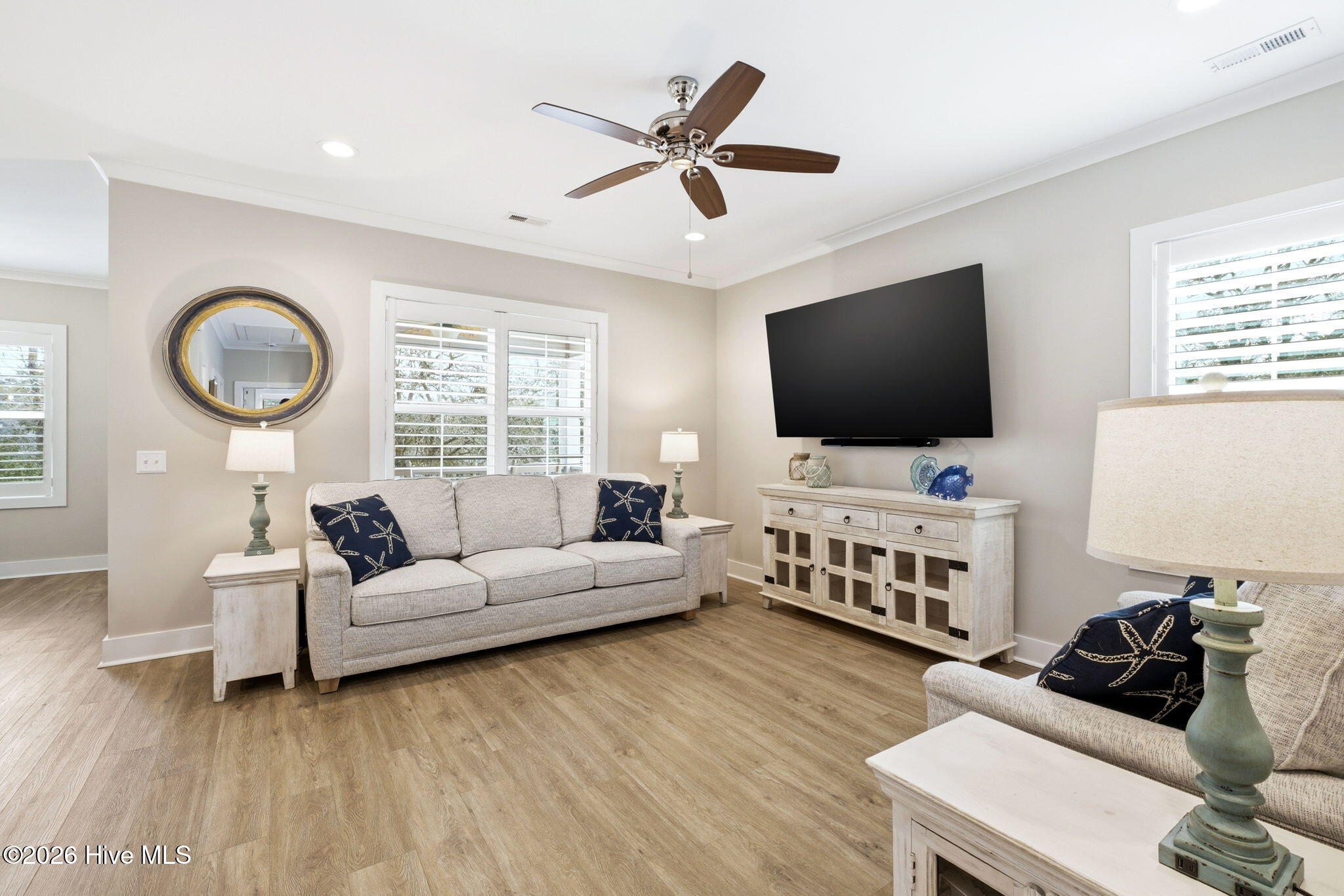 100567990 | Photo 11