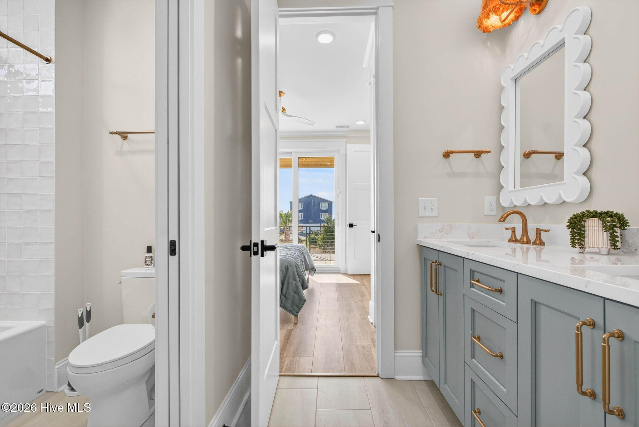 100570262 | Photo 45