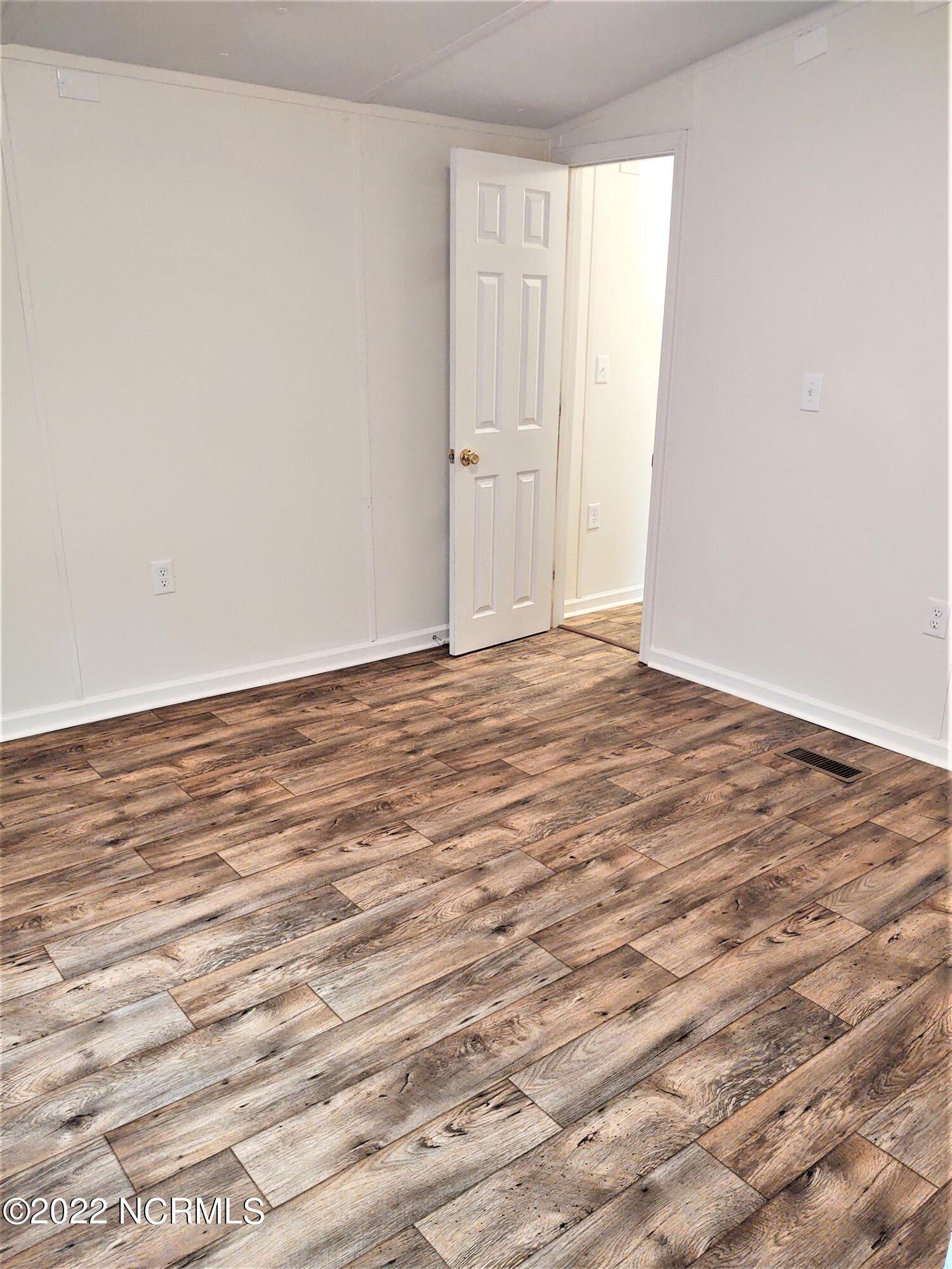 100560795 | Photo 18