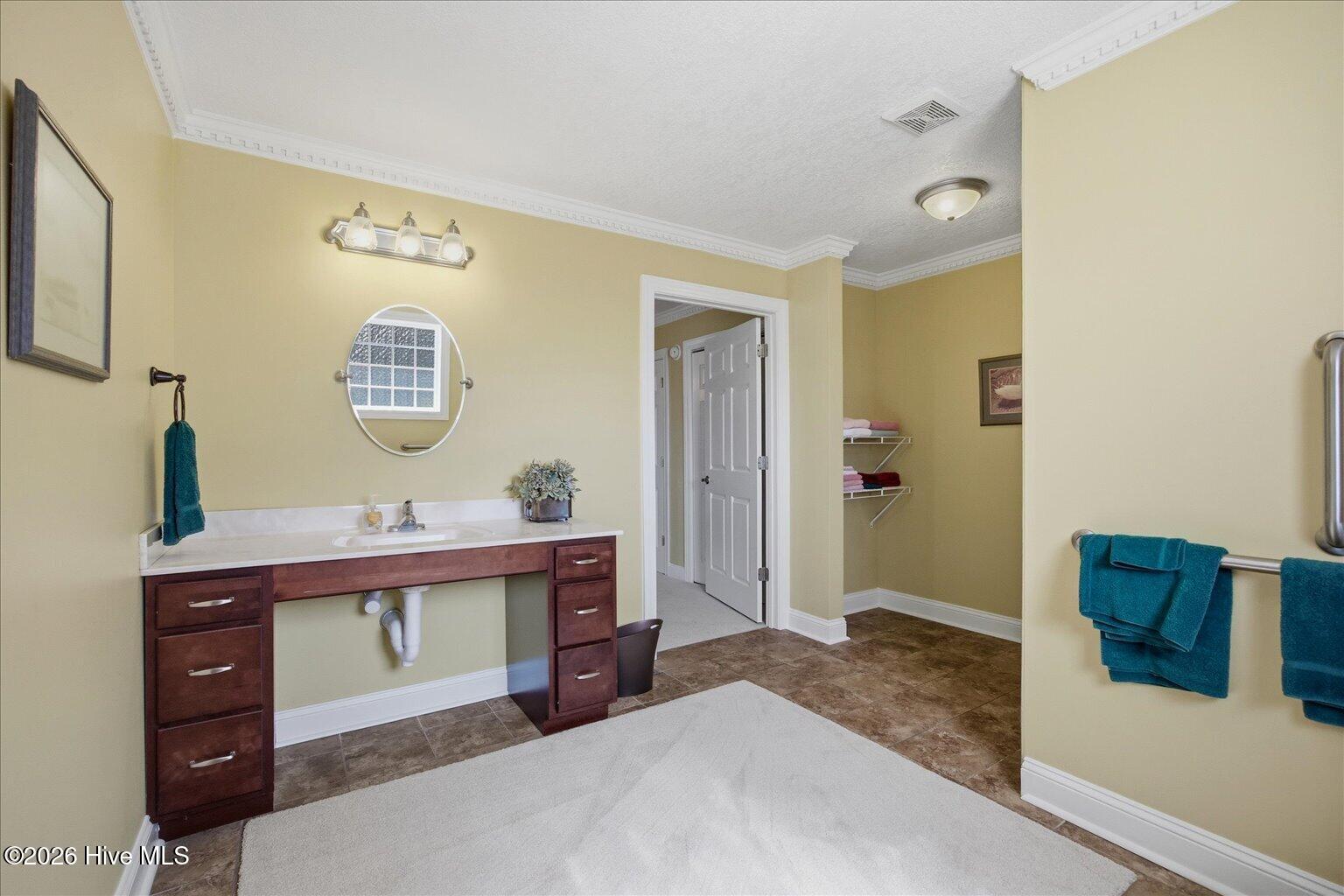 100560950 | Photo 33