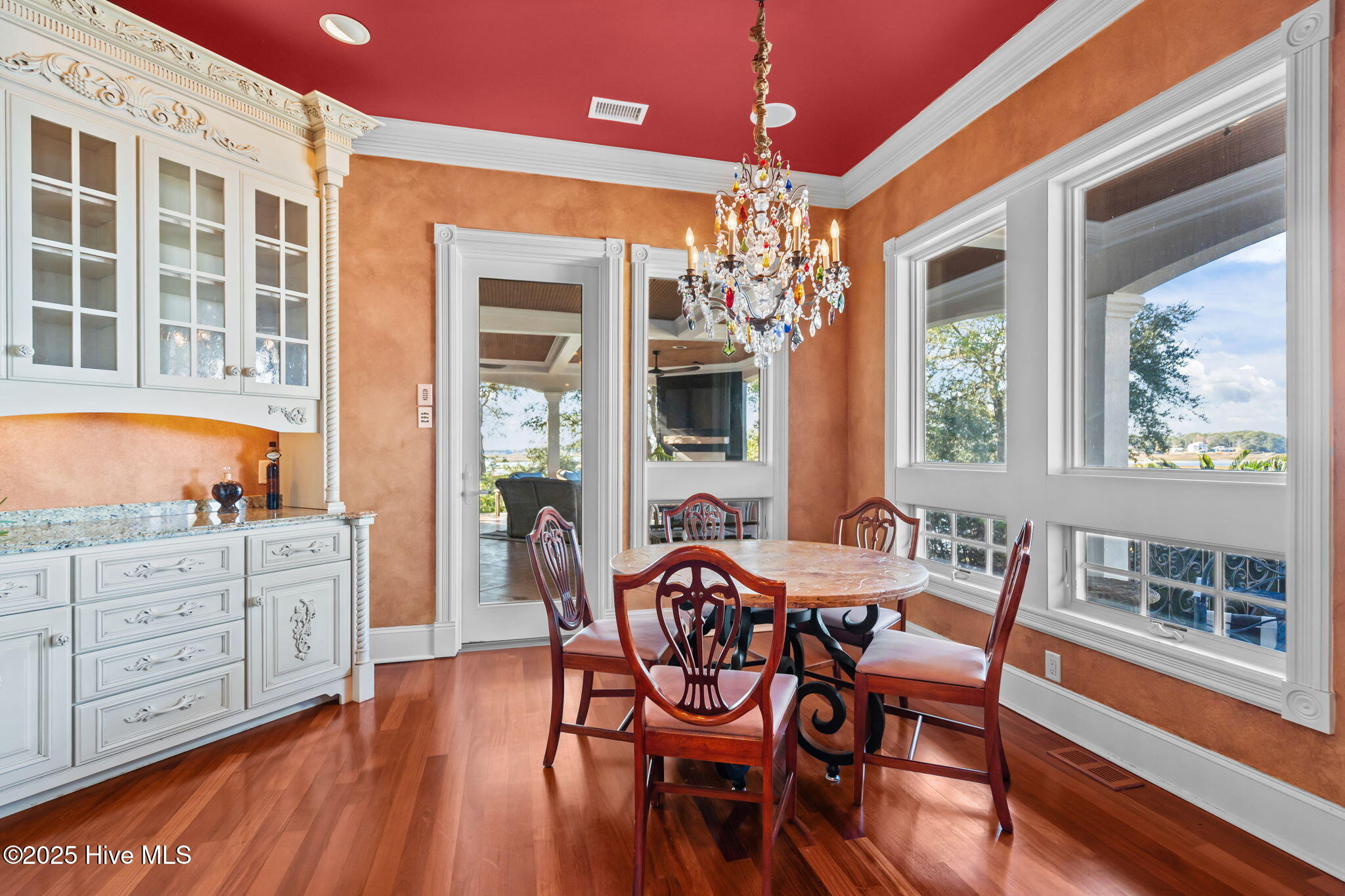 100547936 | Photo 27