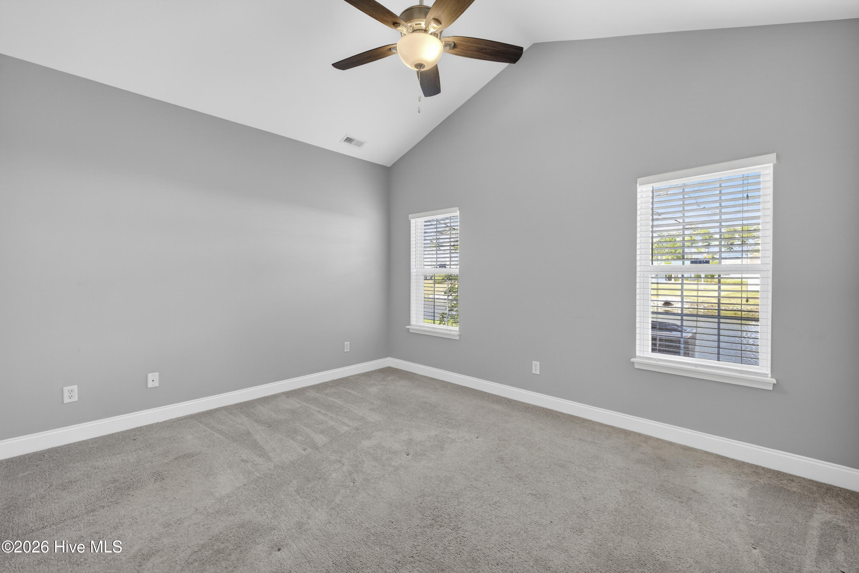 100562348 | Photo 15