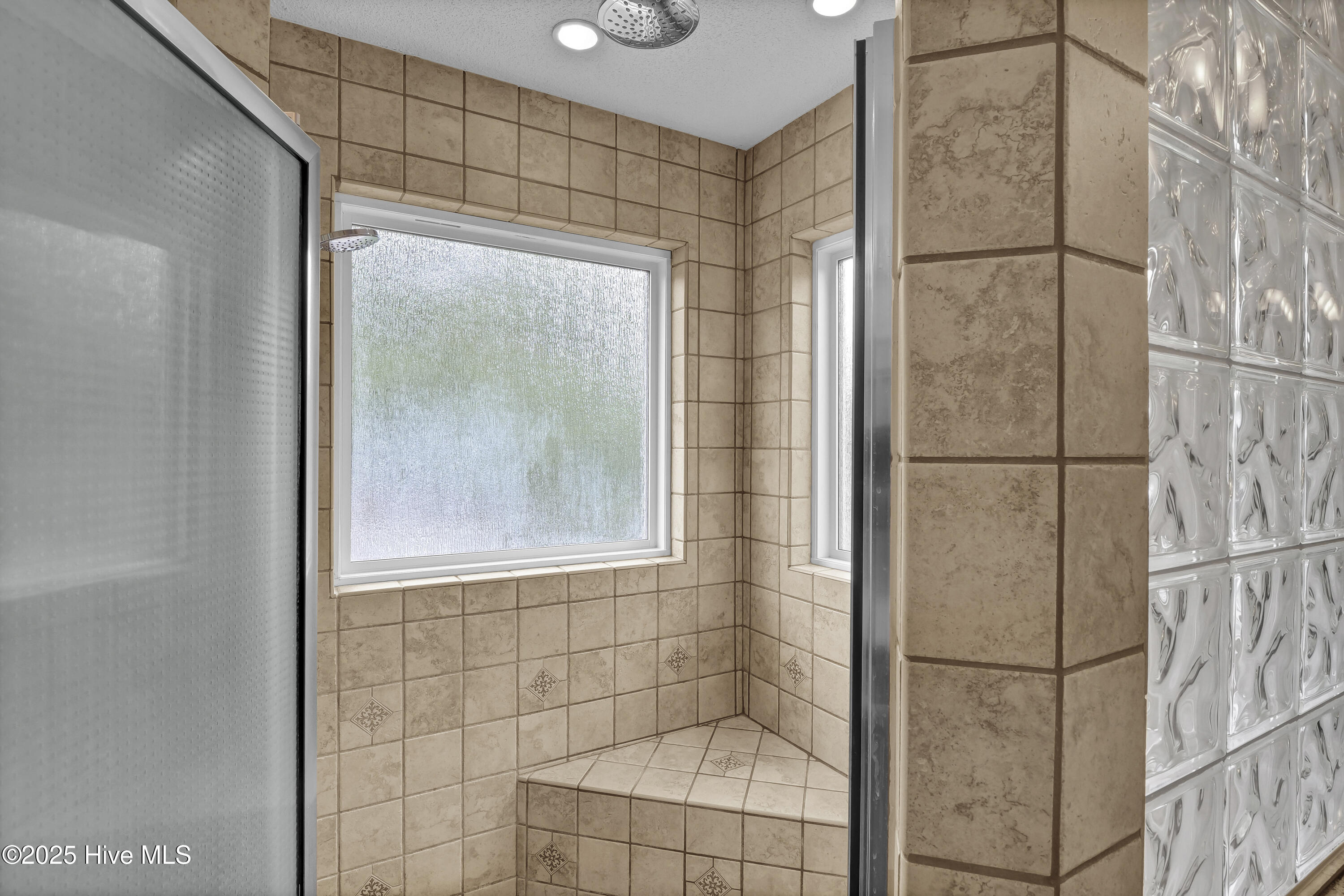 100544266 | Photo 35