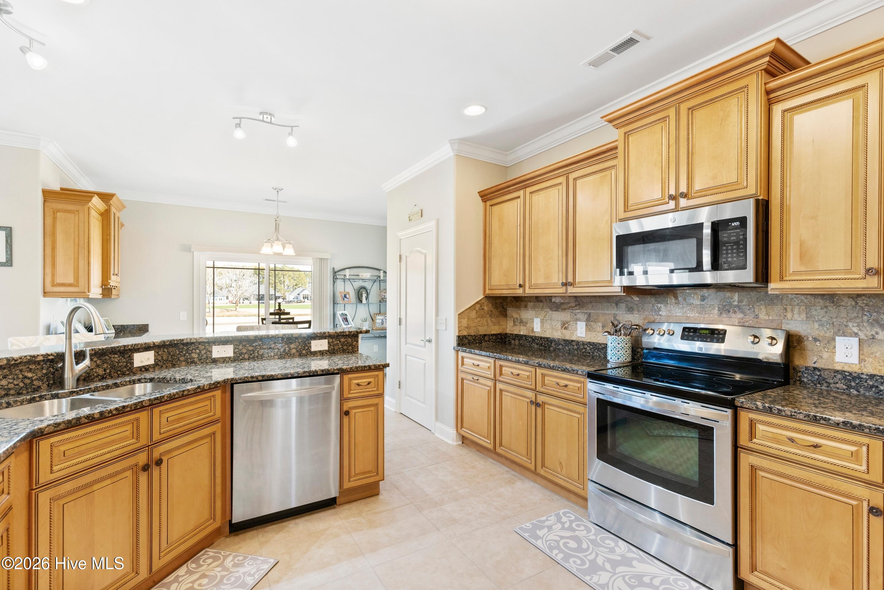 100547842 | Photo 13