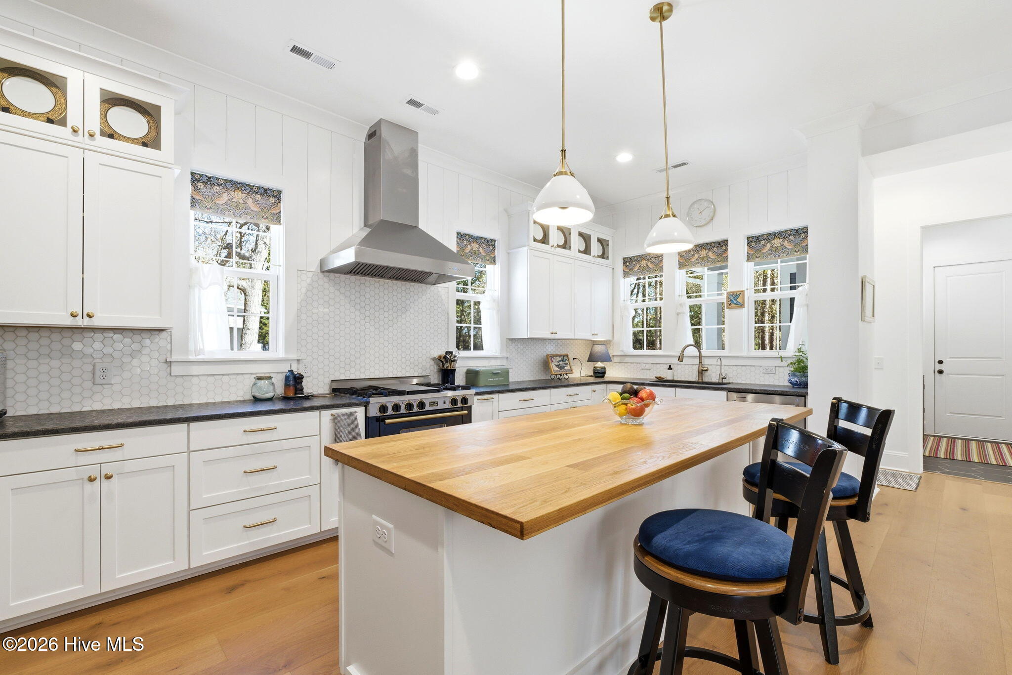 100562076 | Photo 27