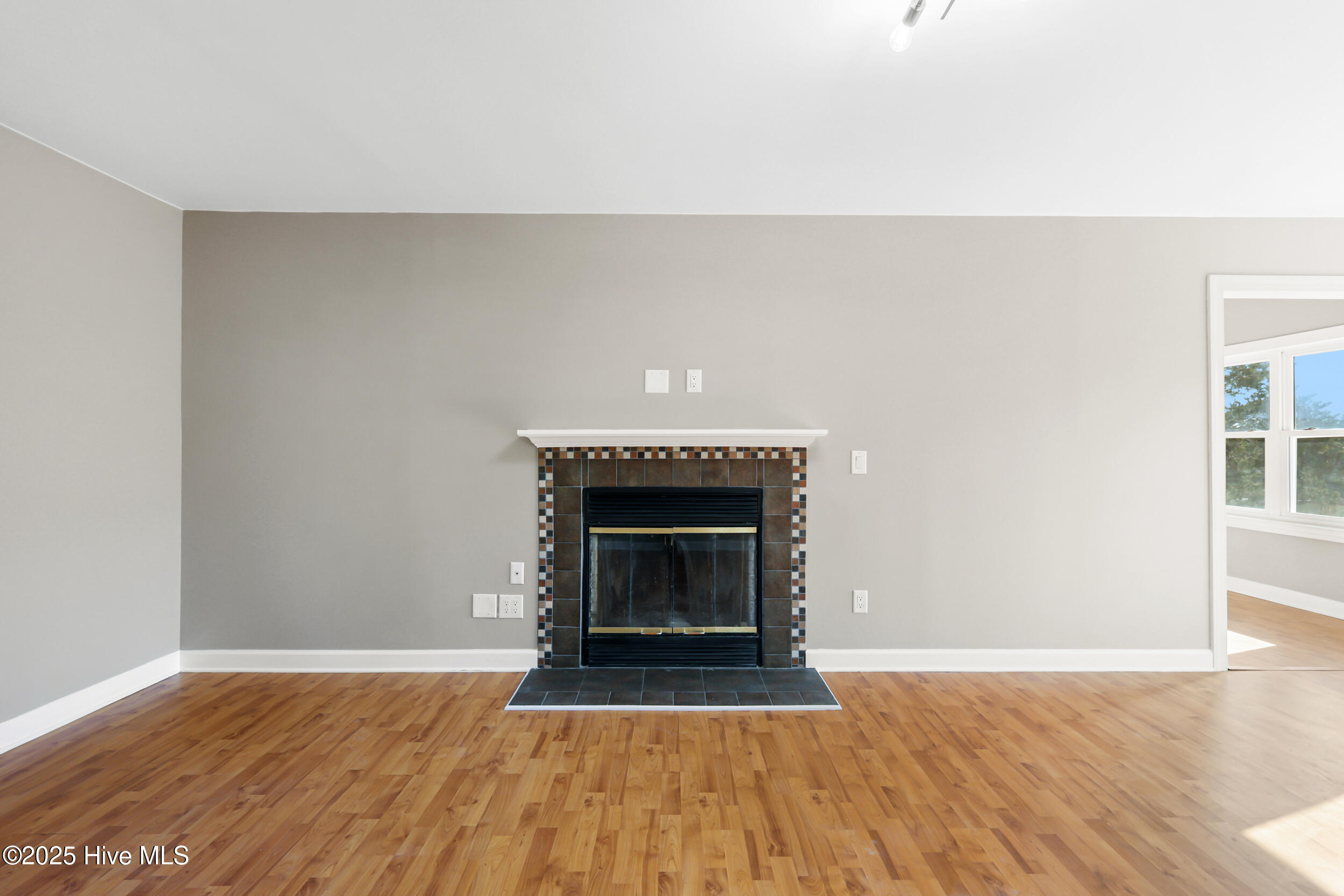 100542075 | Photo 36