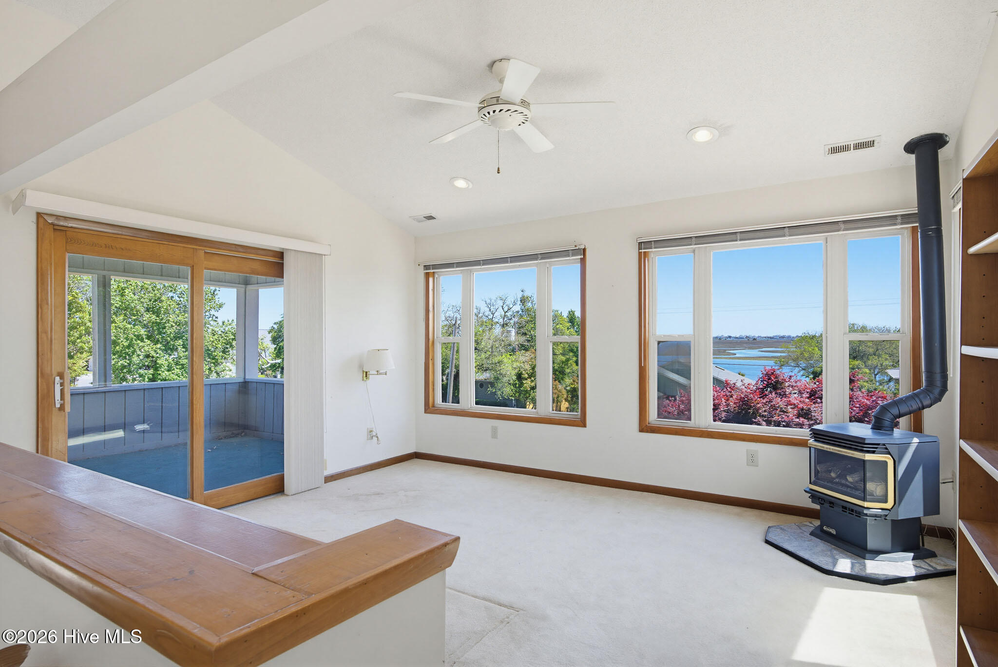 100568983 | Photo 52