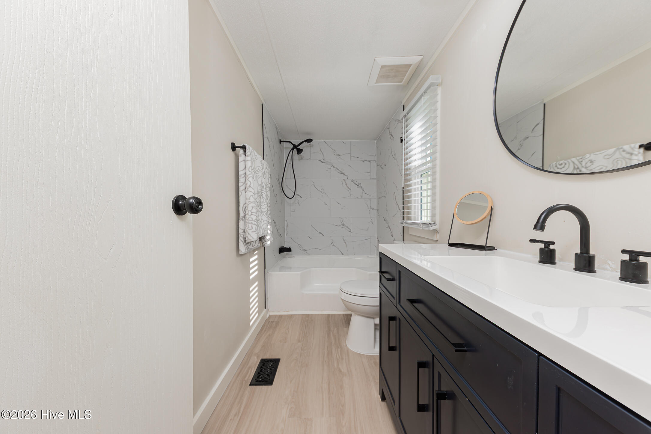 100570278 | Photo 35