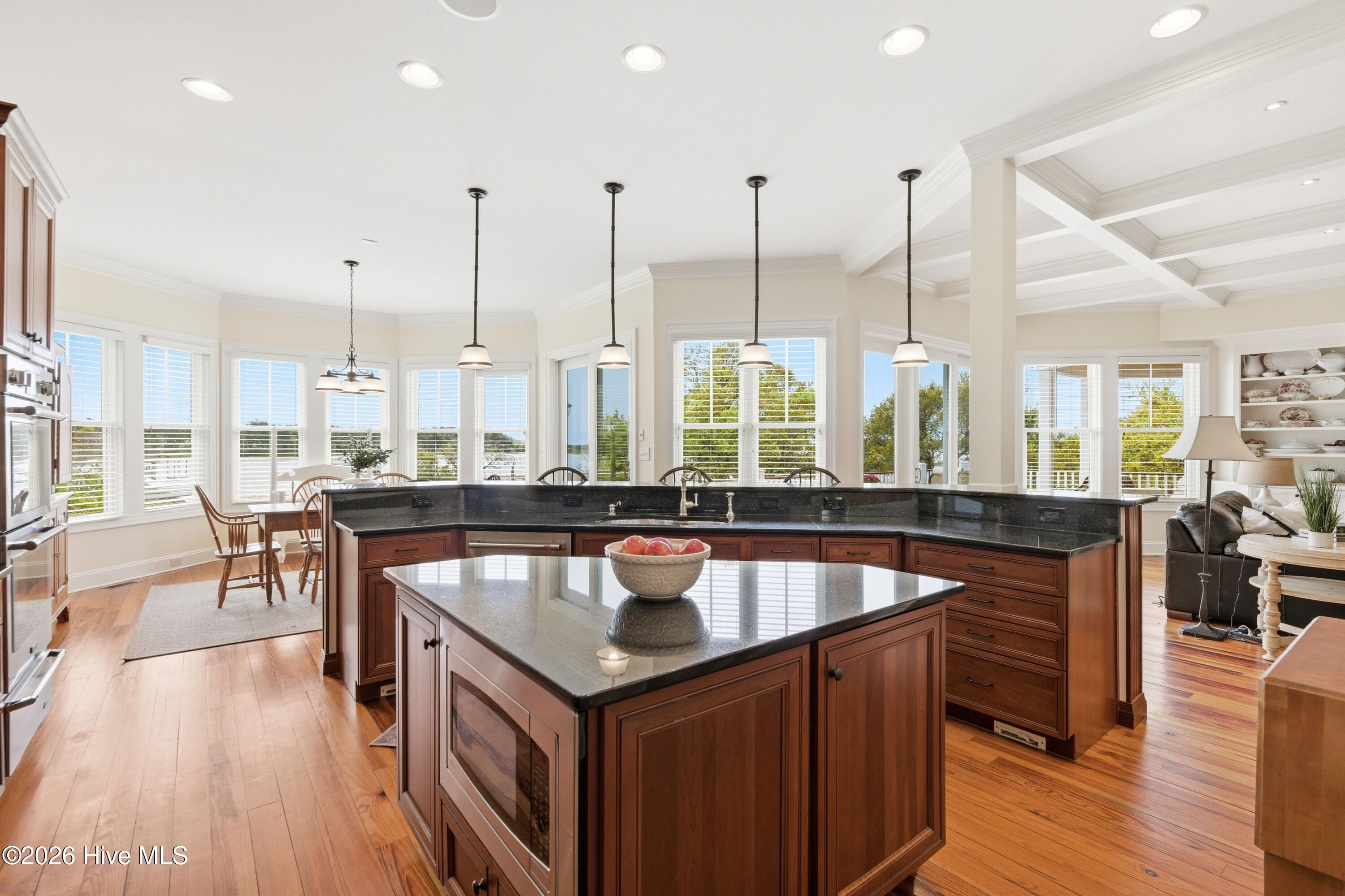 100564058 | Photo 25