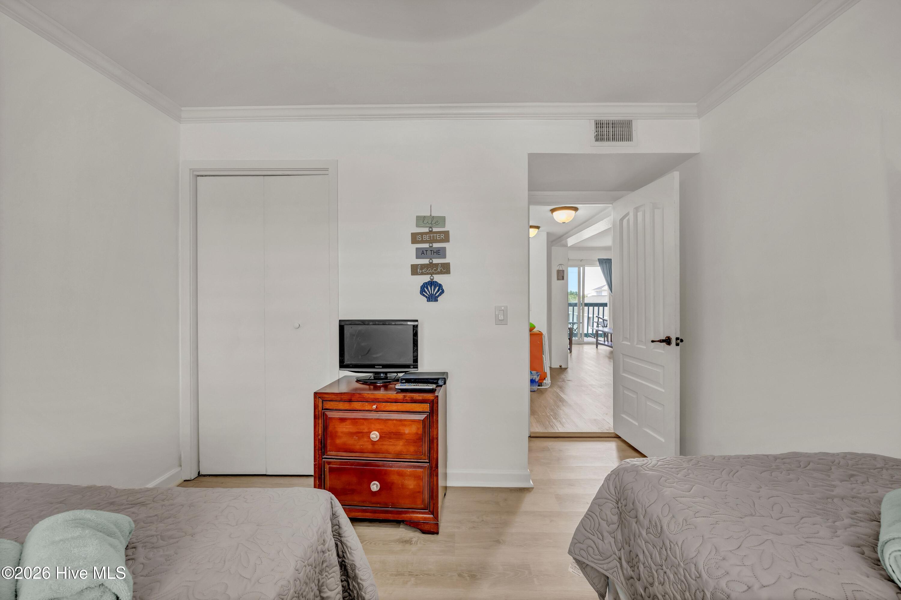 100570370 | Photo 15