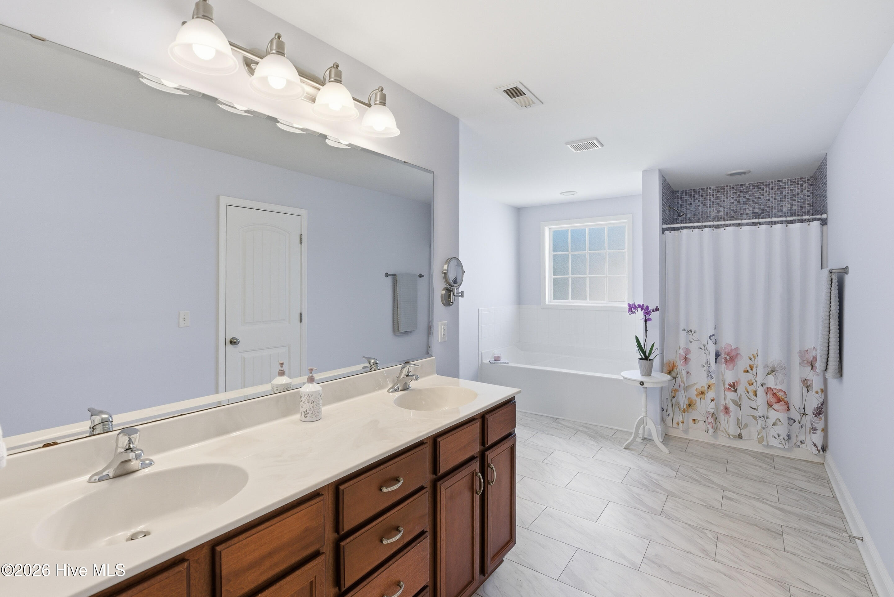 100563576 | Photo 30