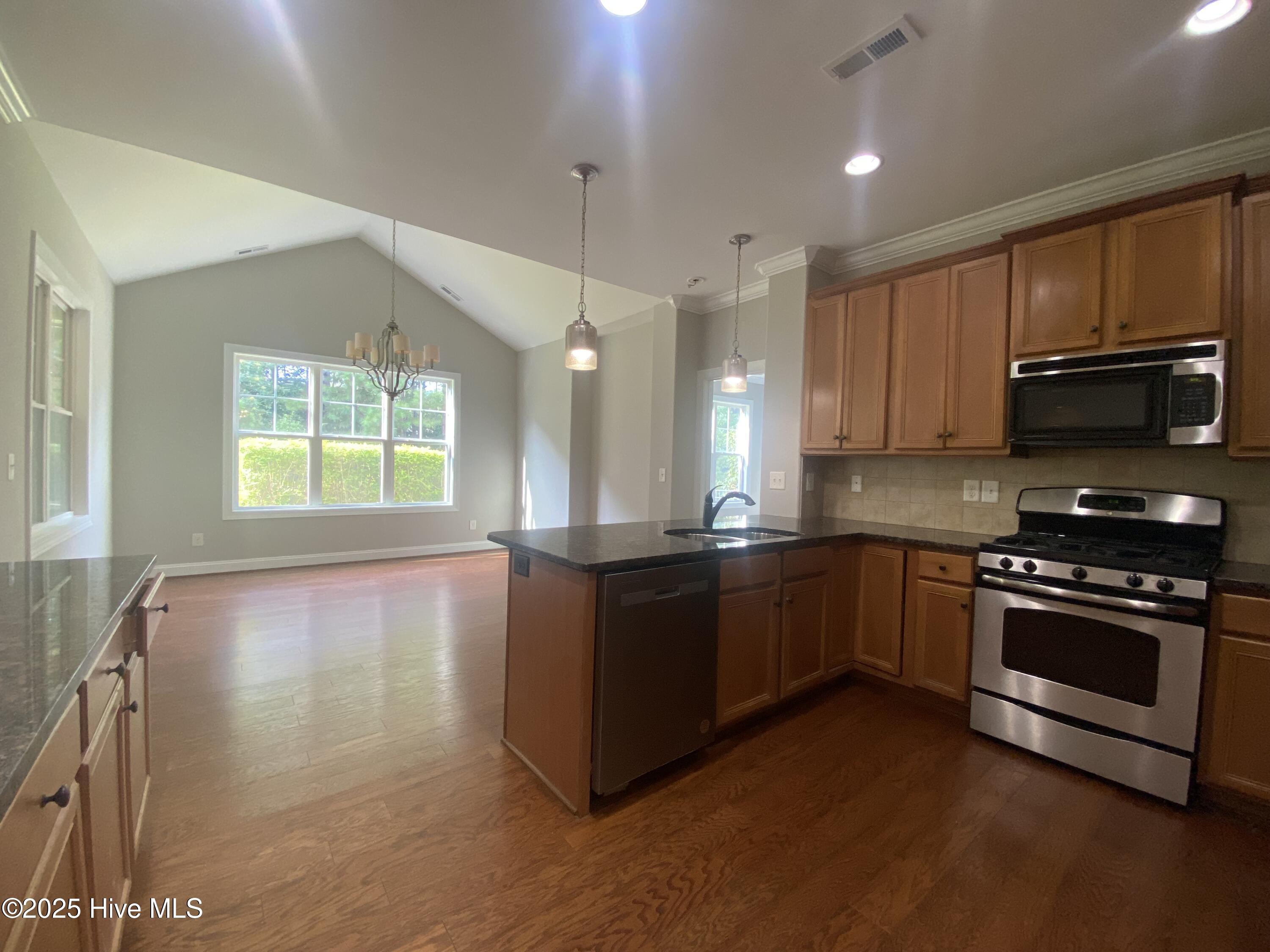 100504440 | Photo 10