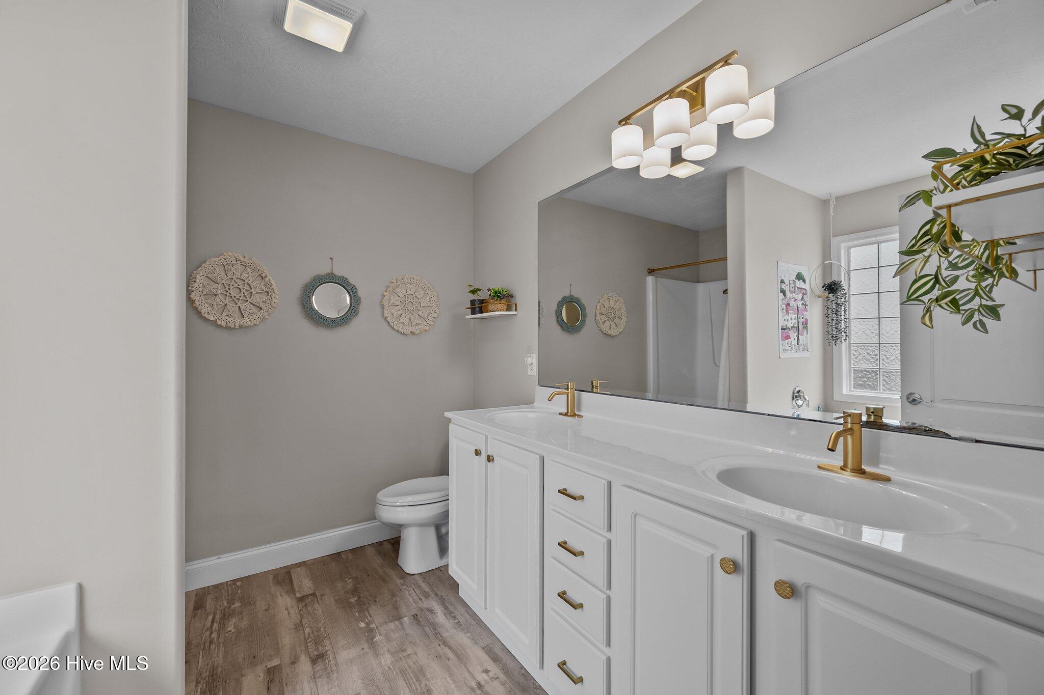 100566120 | Photo 30