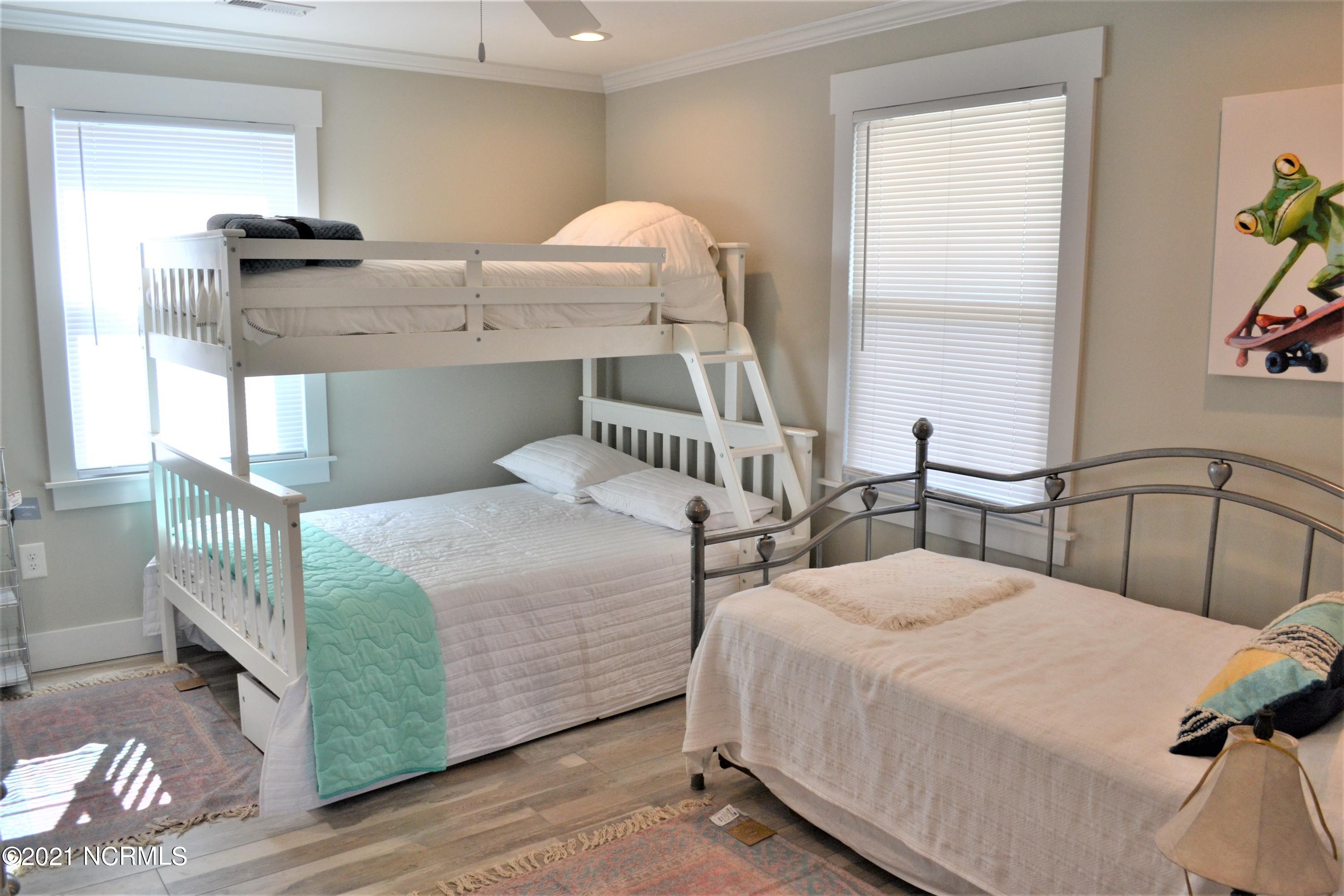 100530687 | Photo 12