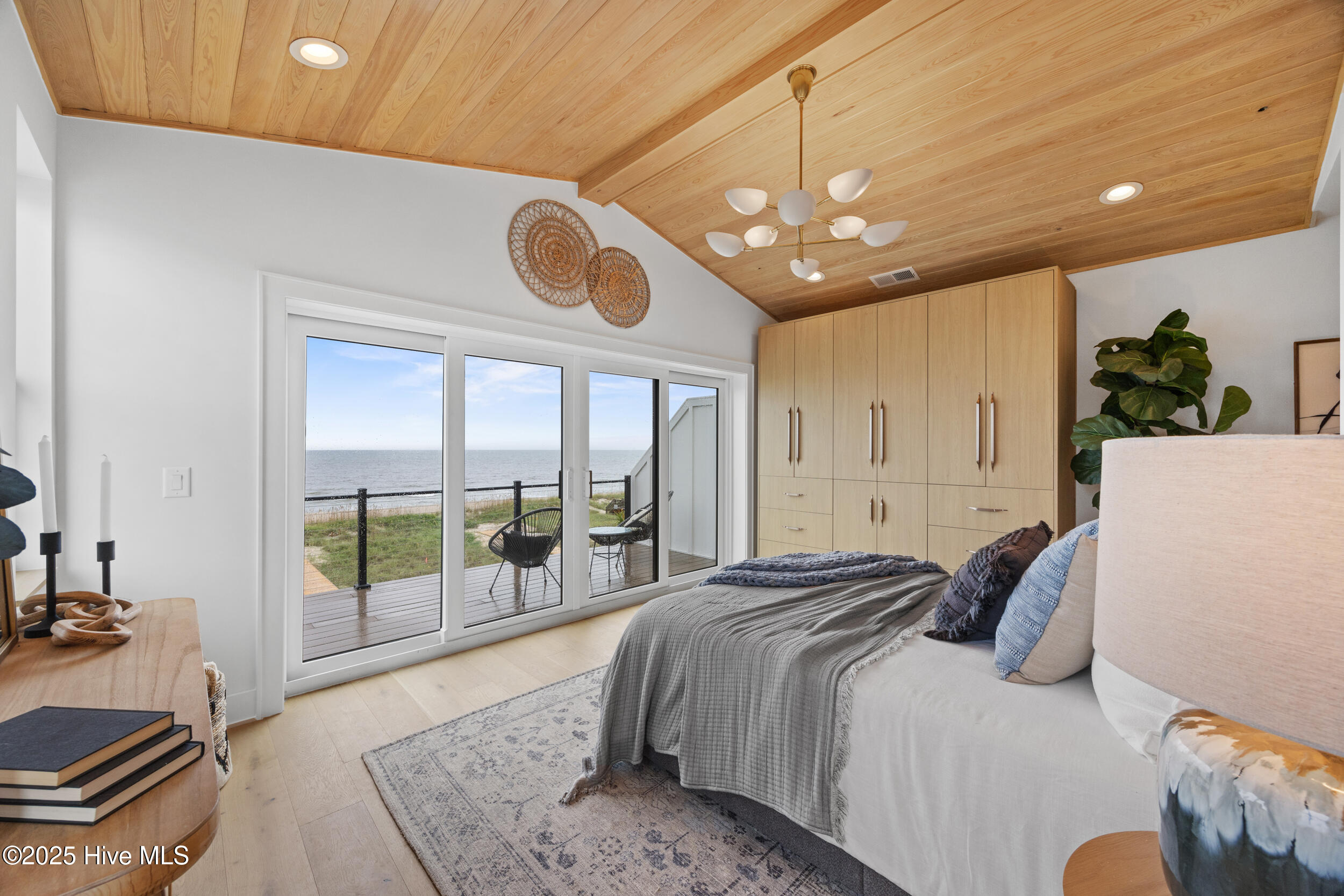 100537056 | Photo 35