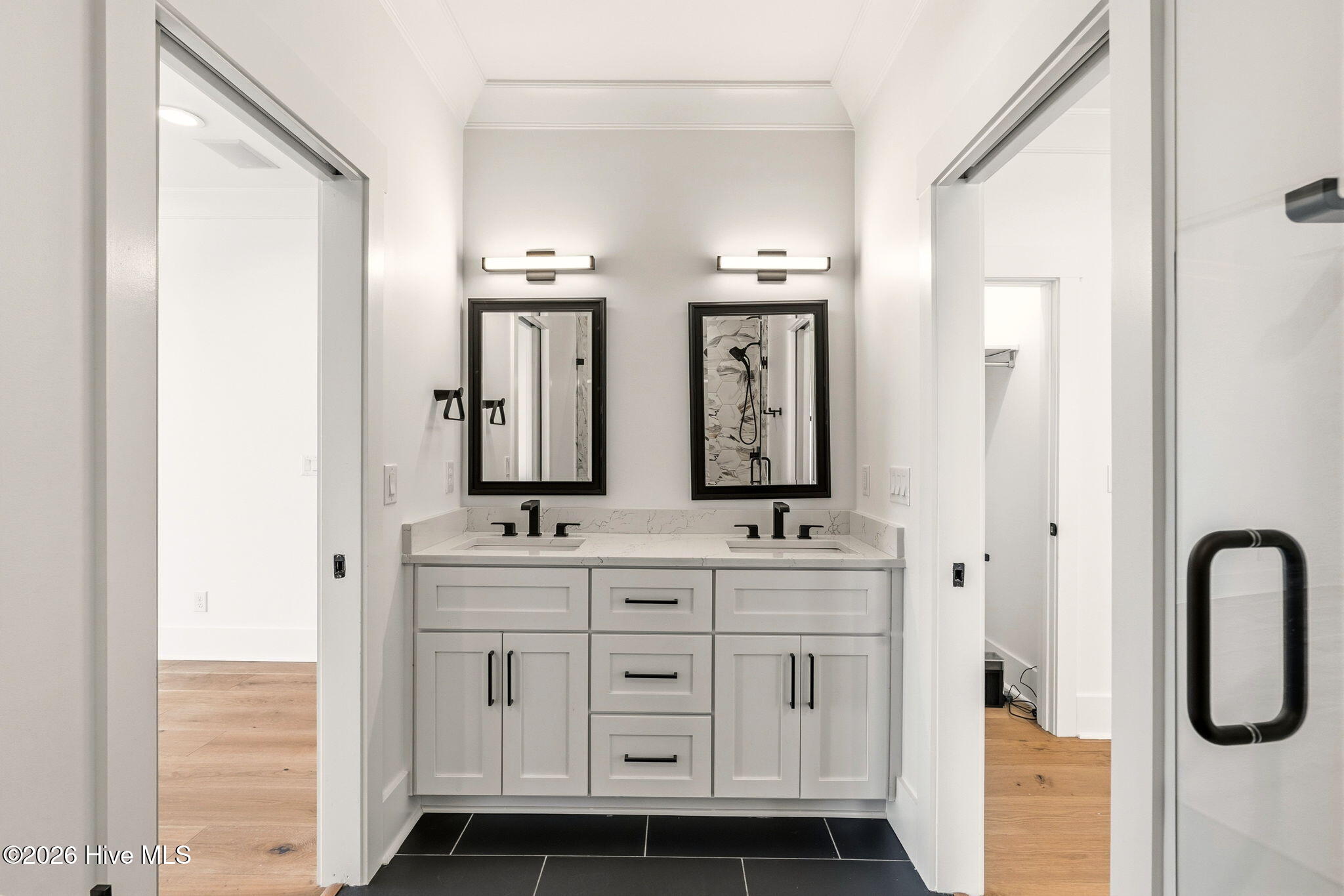 100557252 | Photo 33