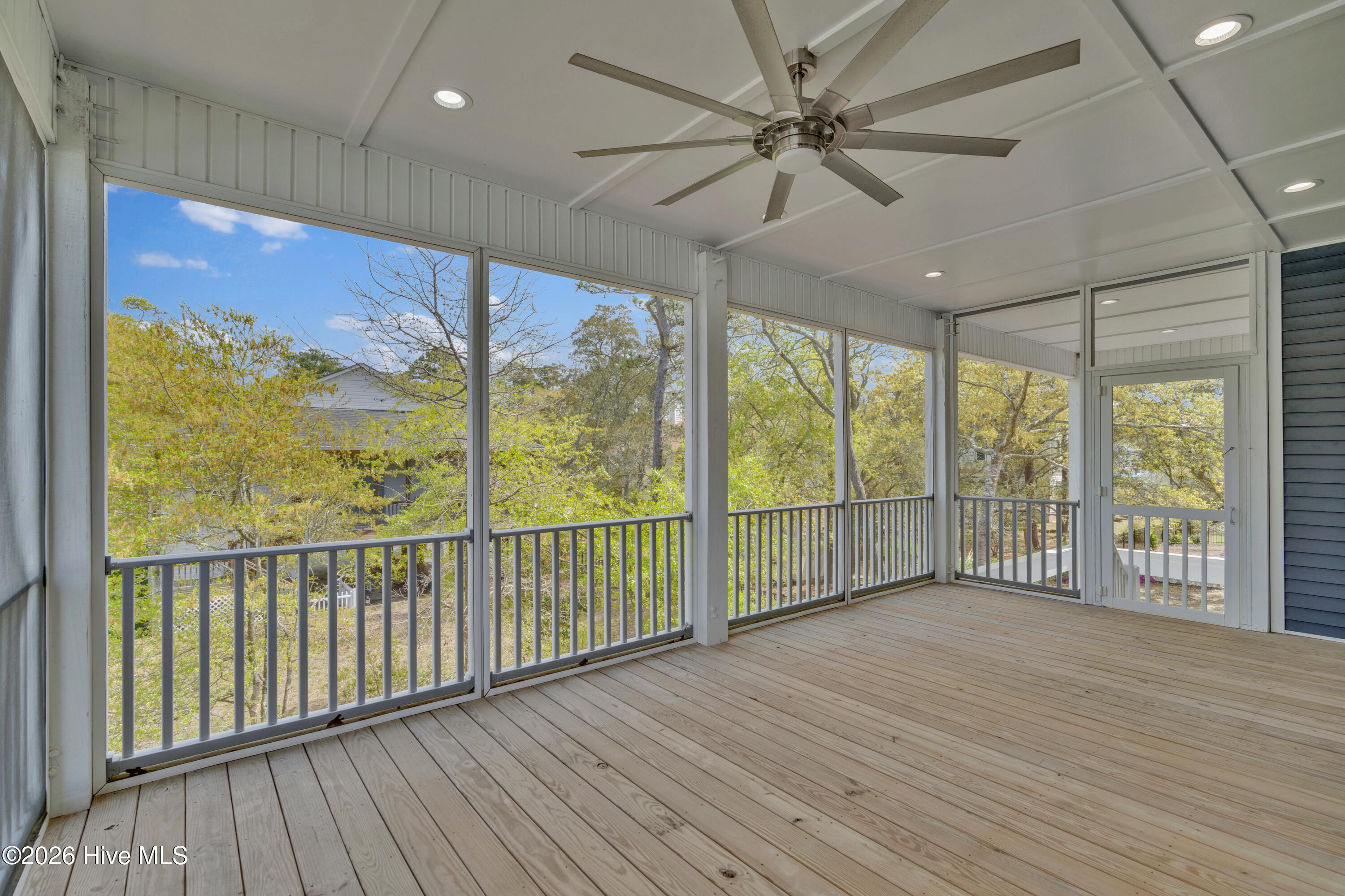 100565490 | Photo 33