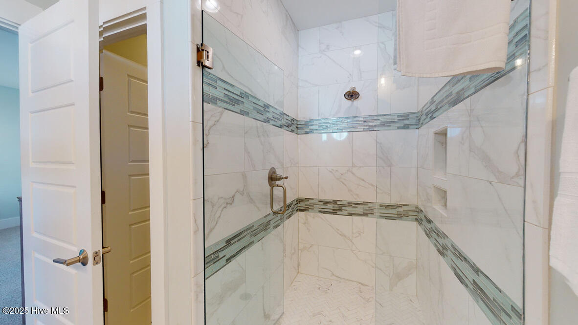 100526180 | Photo 23