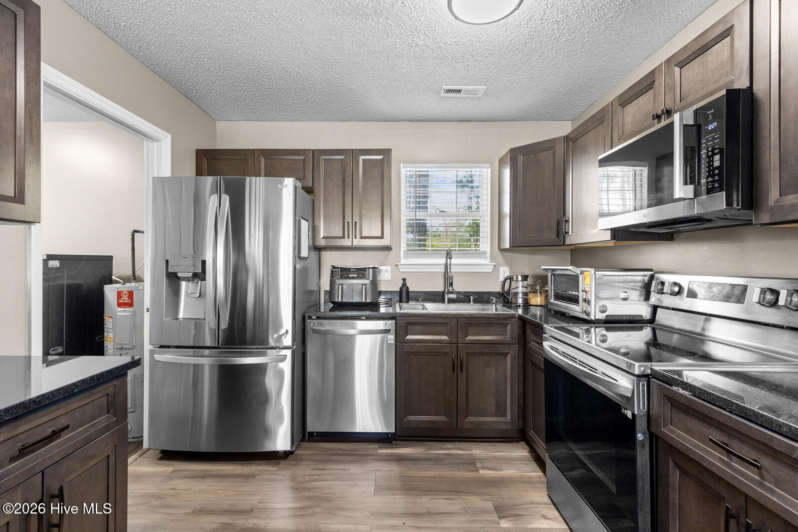 100568901 | Photo 11