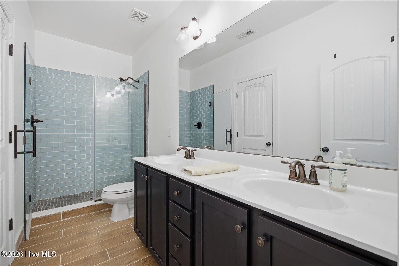 100565930 | Photo 43