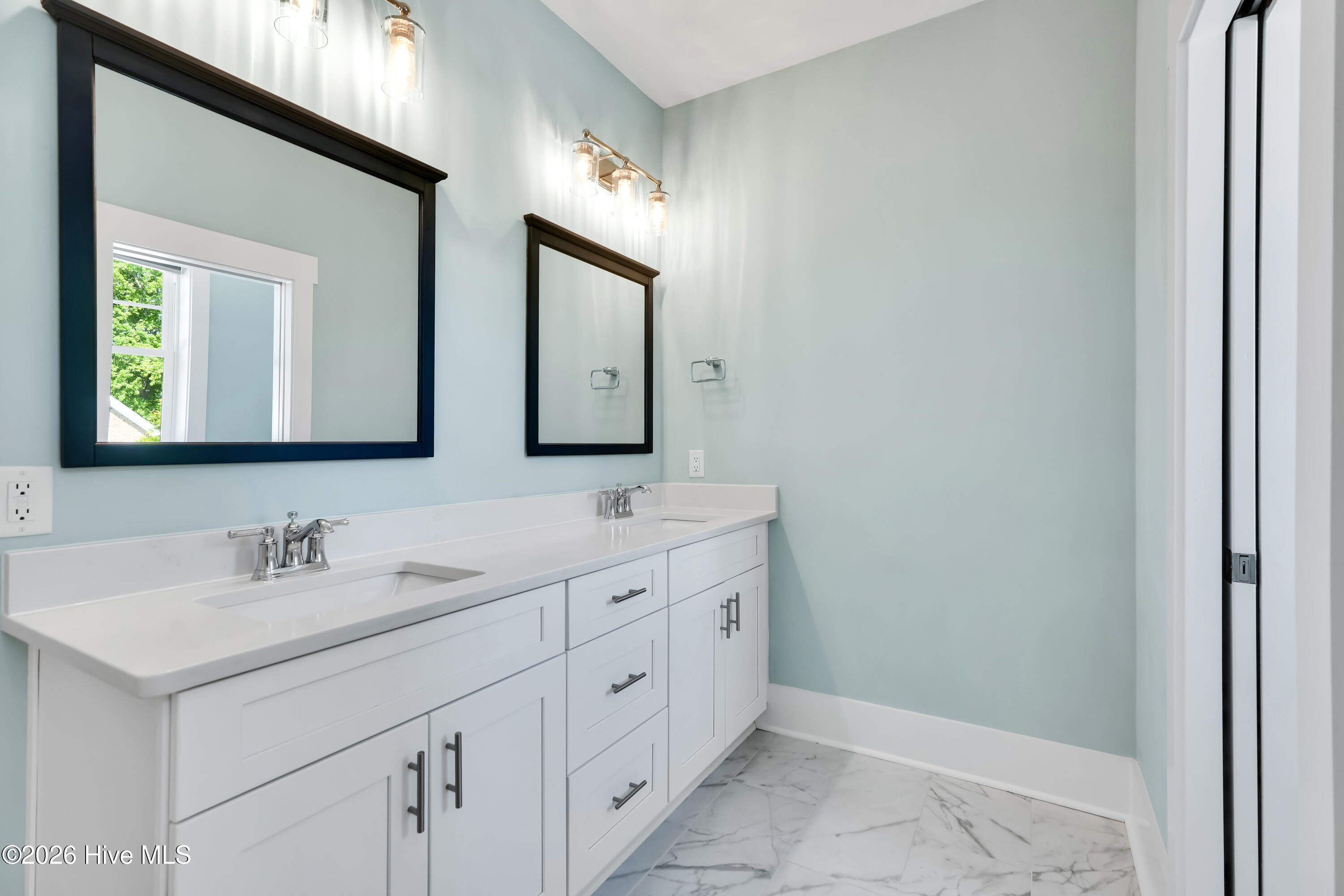 100567914 | Photo 40