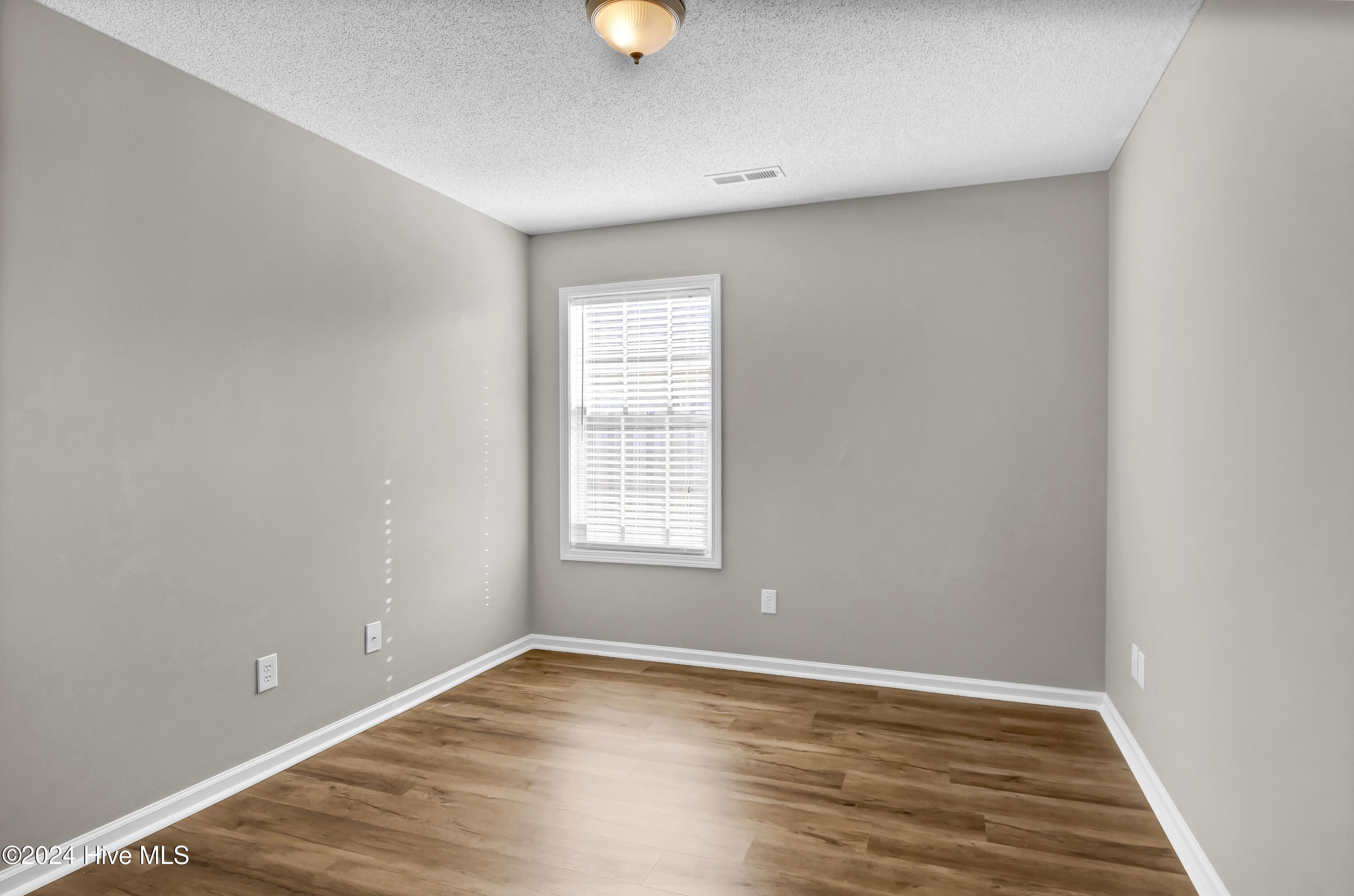 100565199 | Photo 23