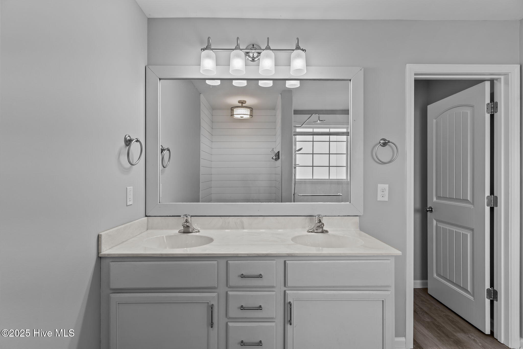 100536530 | Photo 27