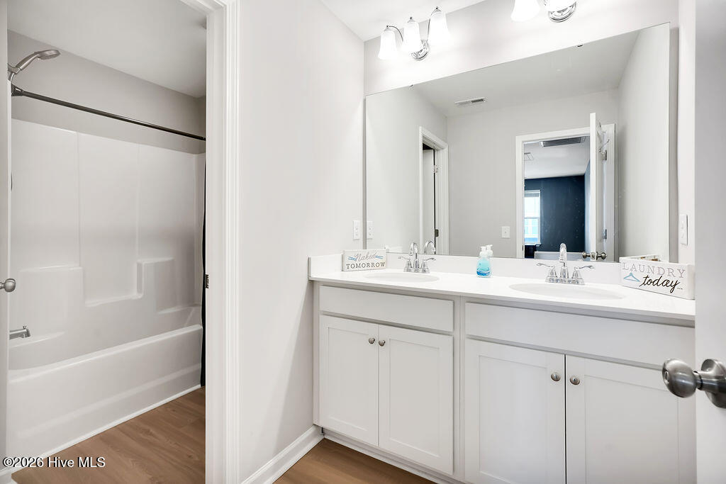 100565667 | Photo 24