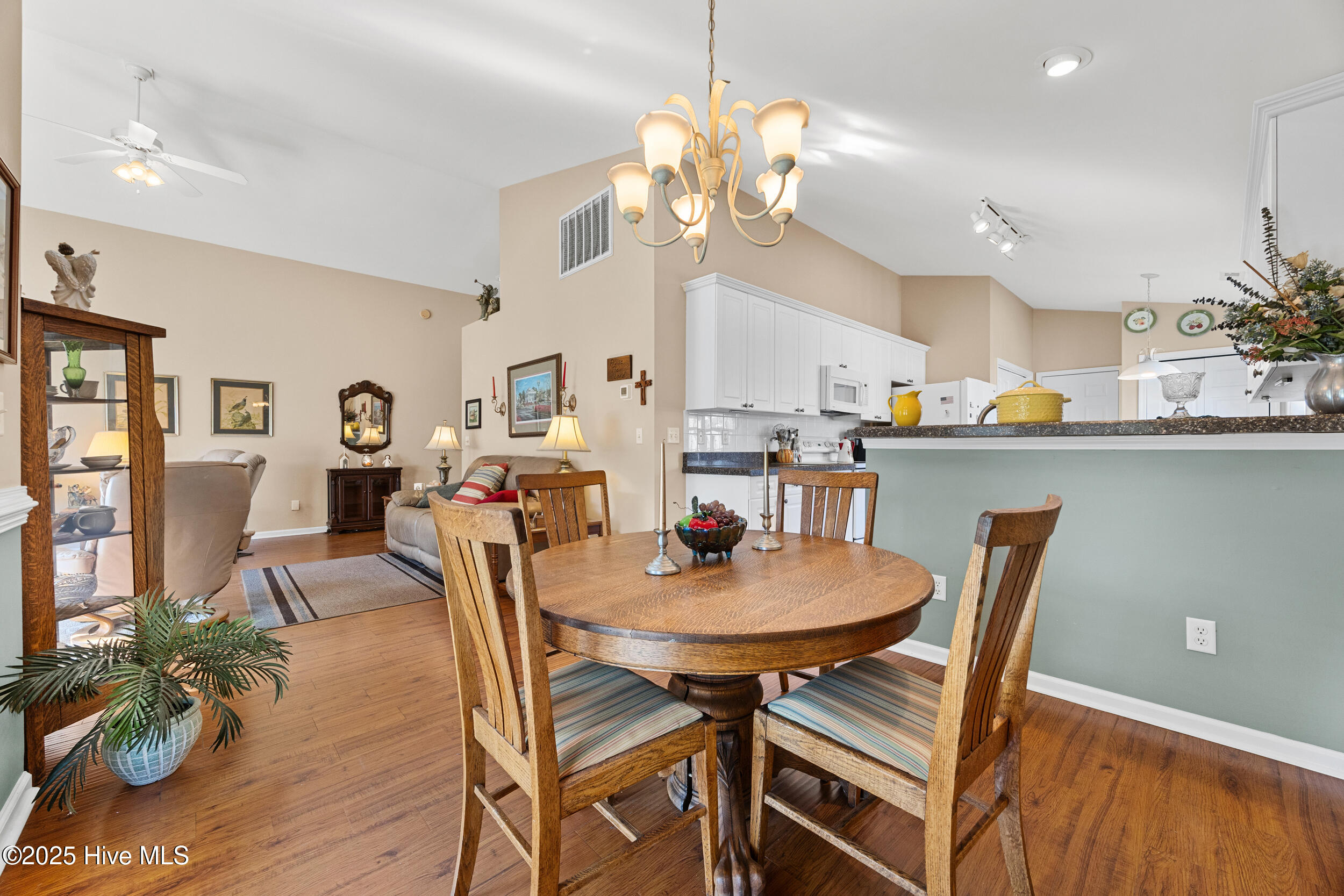 100541714 | Photo 25