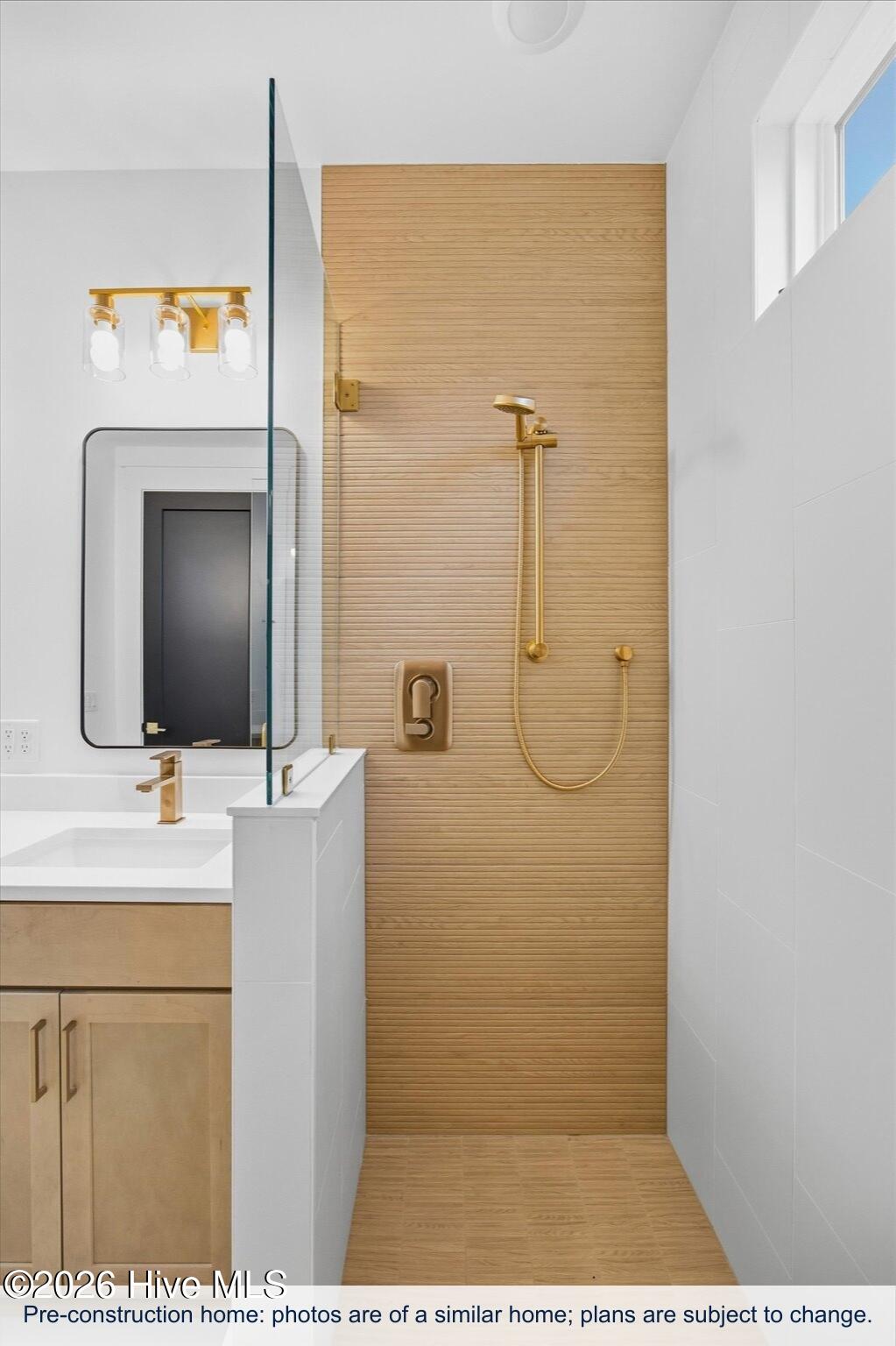 100567849 | Photo 30