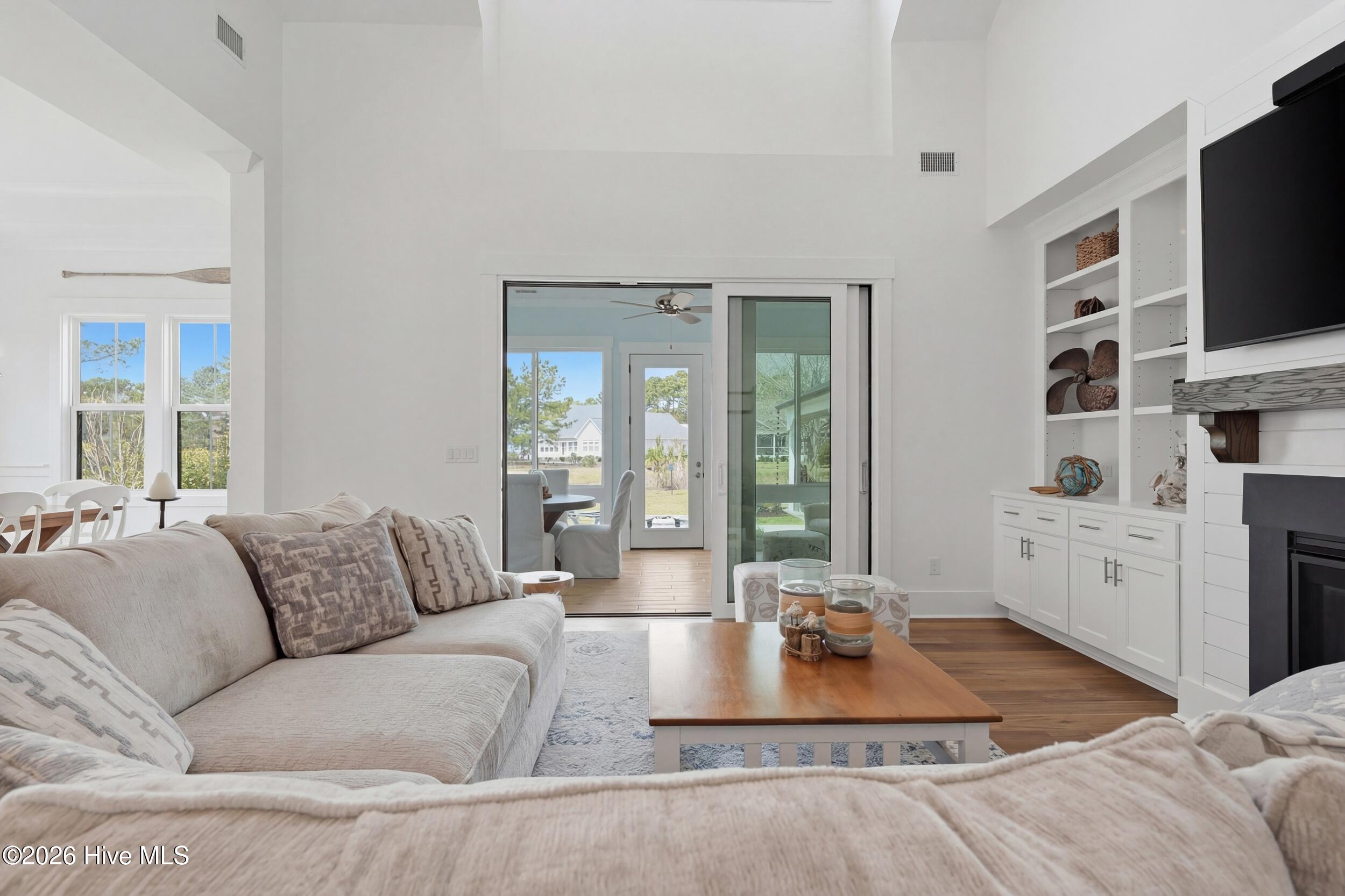 100563980 | Photo 29