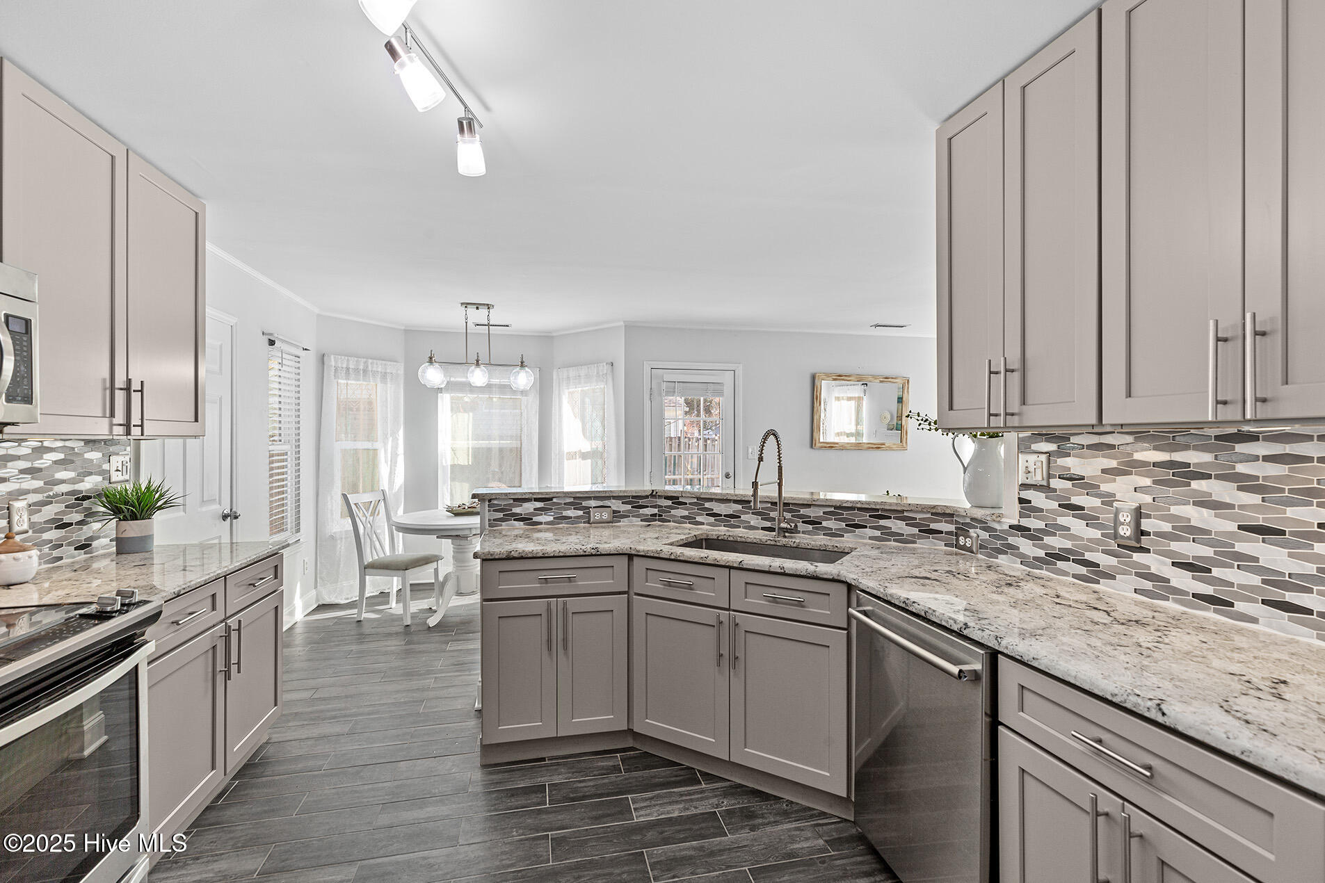 6701 Kestral Drive, Wilmington, NC 28409 – photo 15: IMG_1178