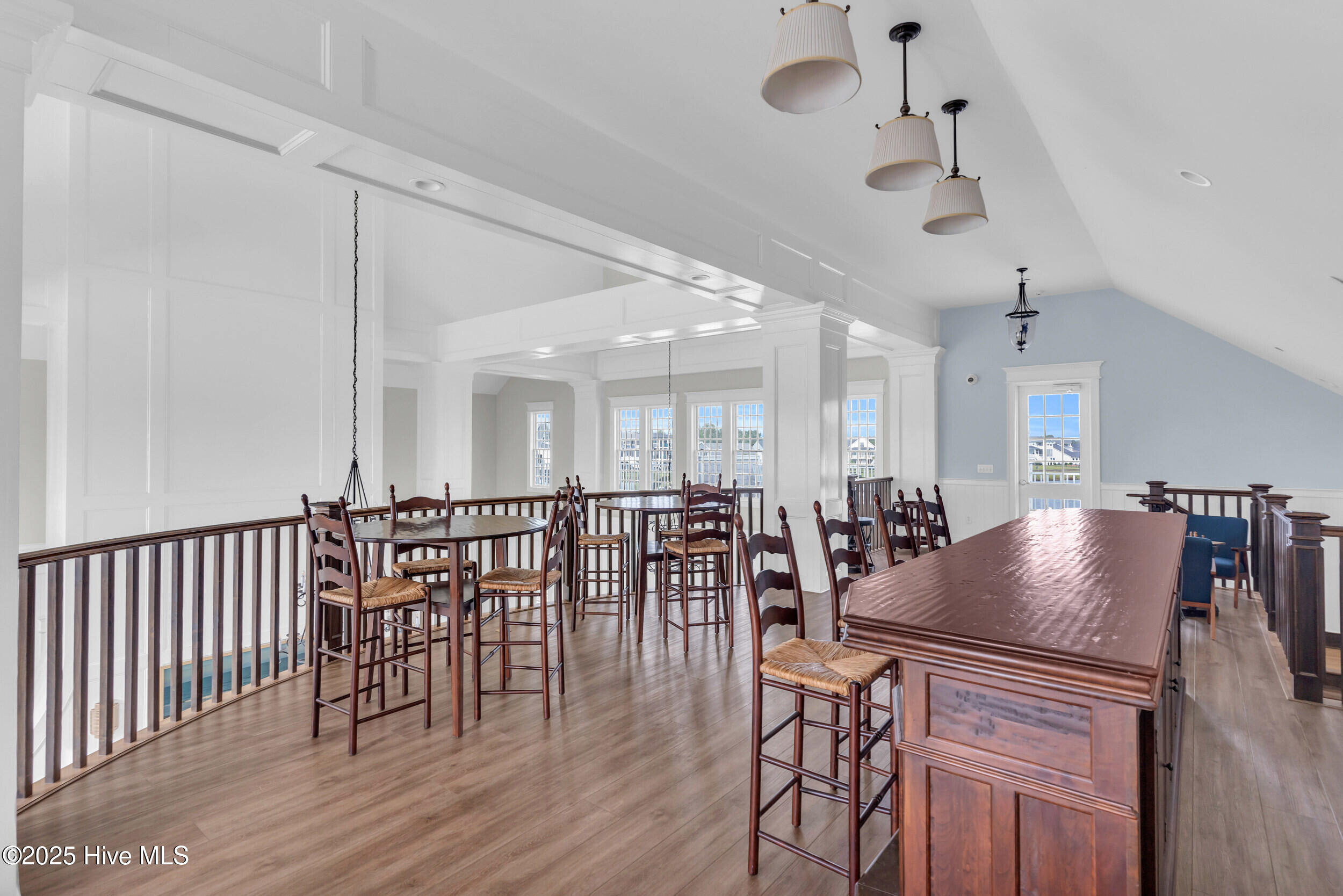 100543268 | Photo 75