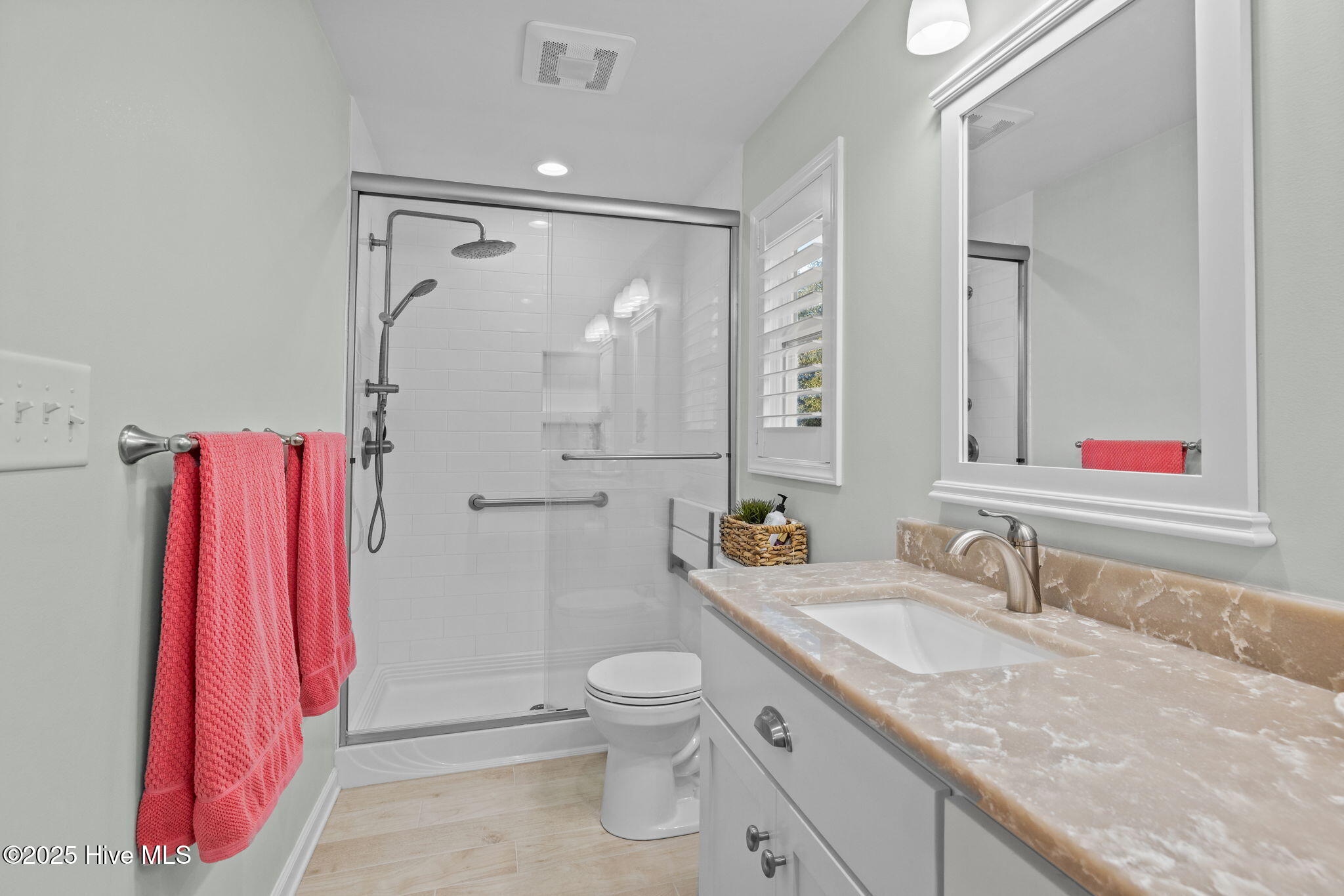 100542627 | Photo 32