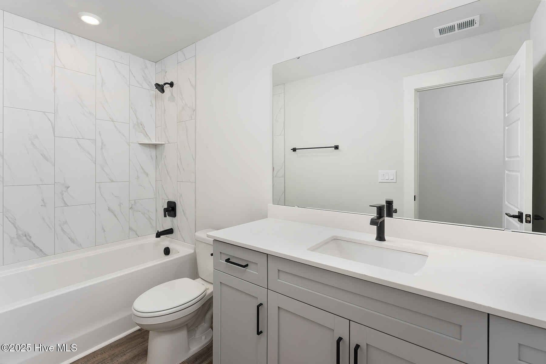 100506465 | Photo 22