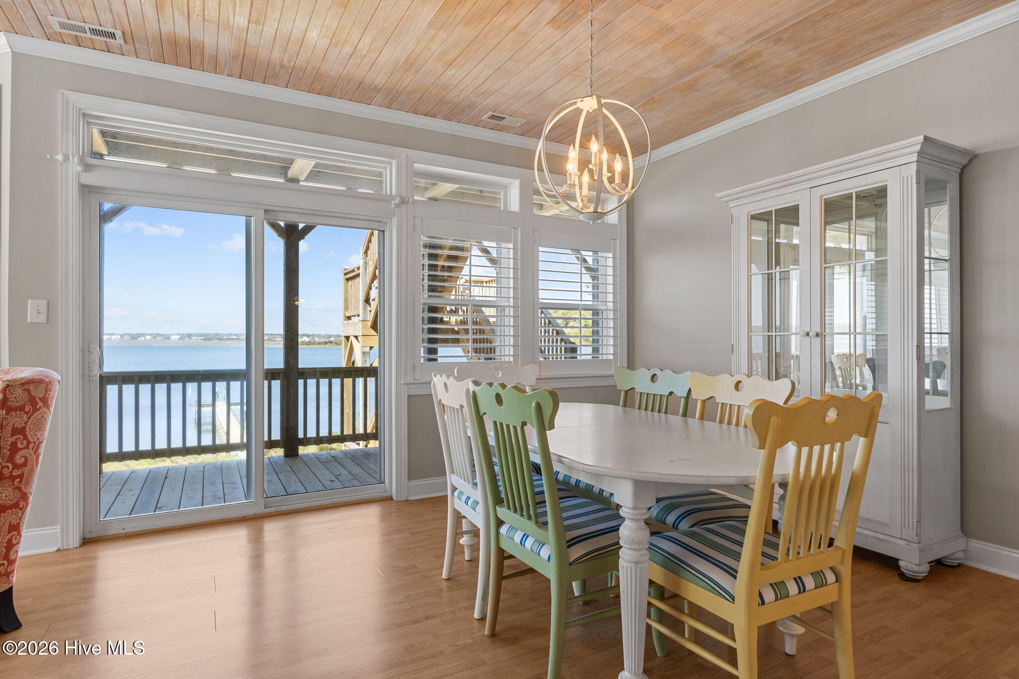 100565835 | Photo 14