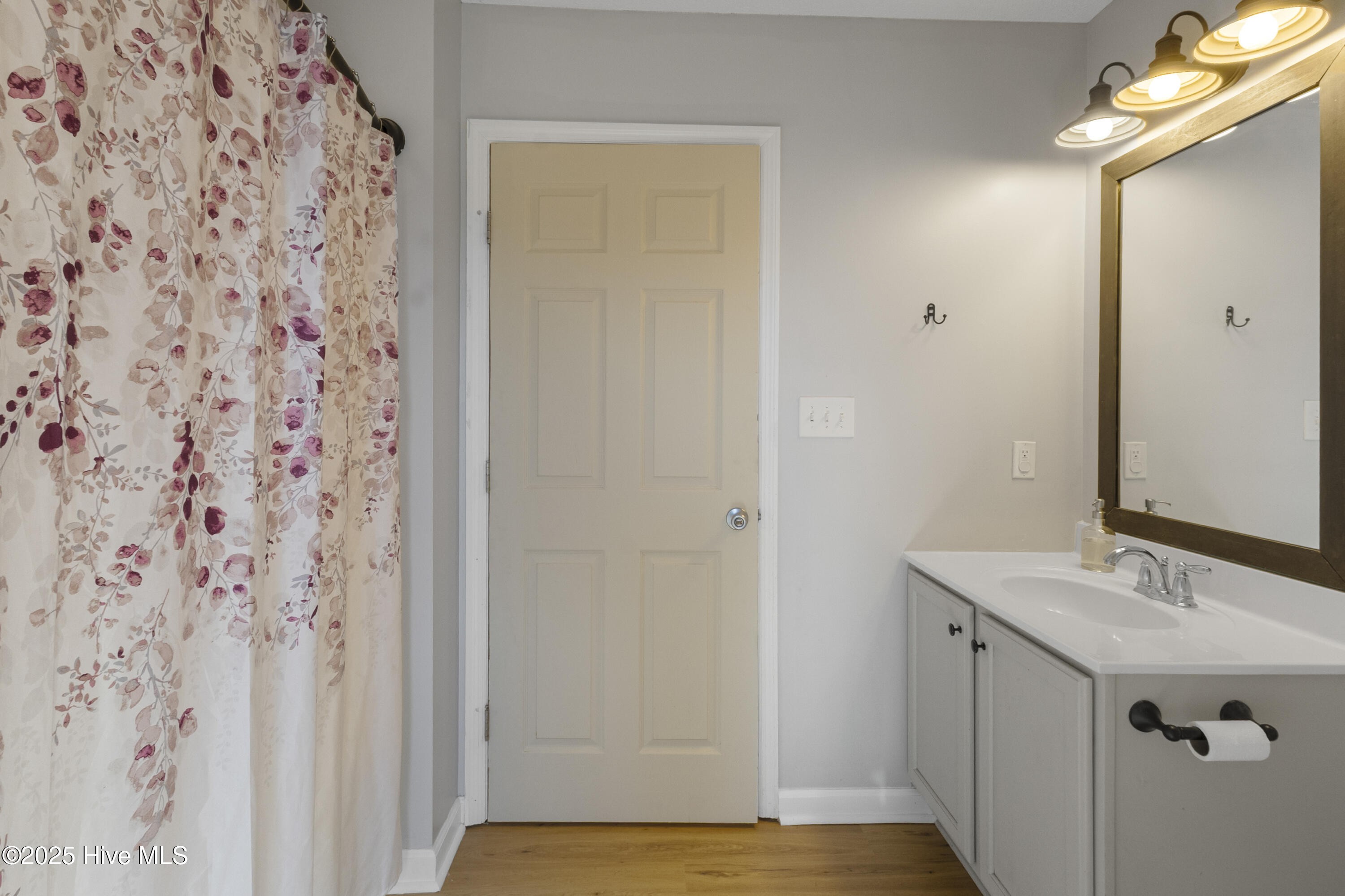 100545933 | Photo 31