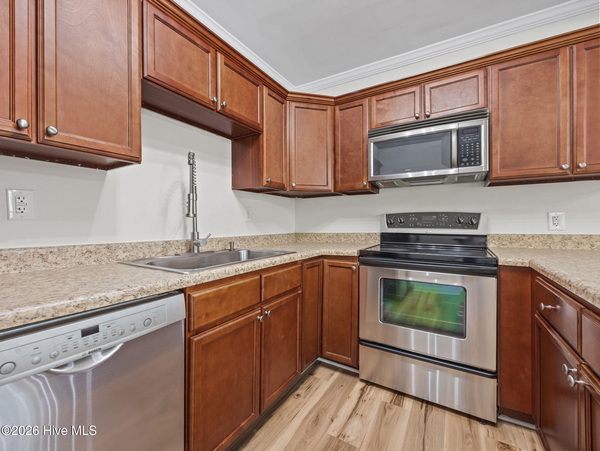 100568668 | Photo 19