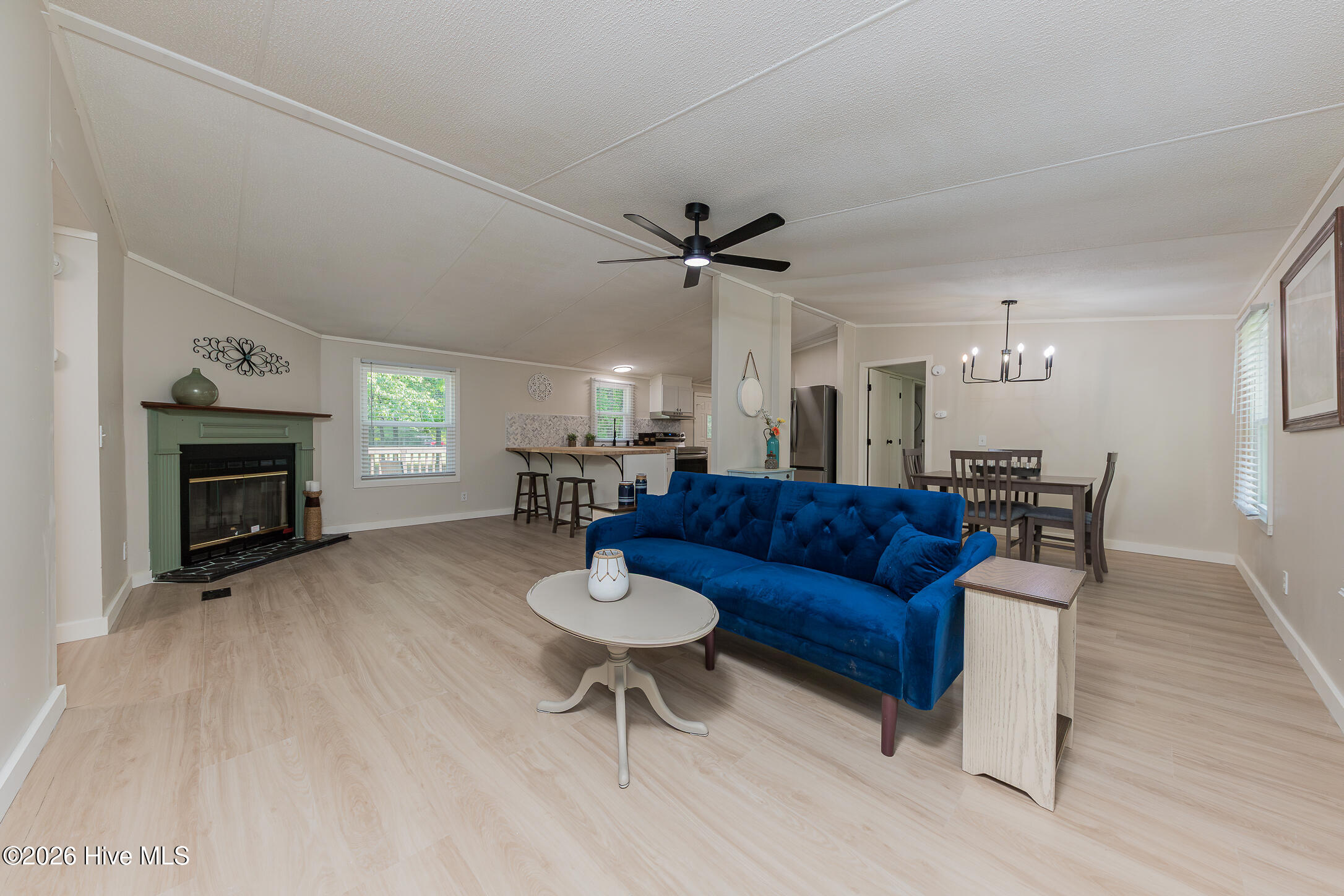 100570278 | Photo 11