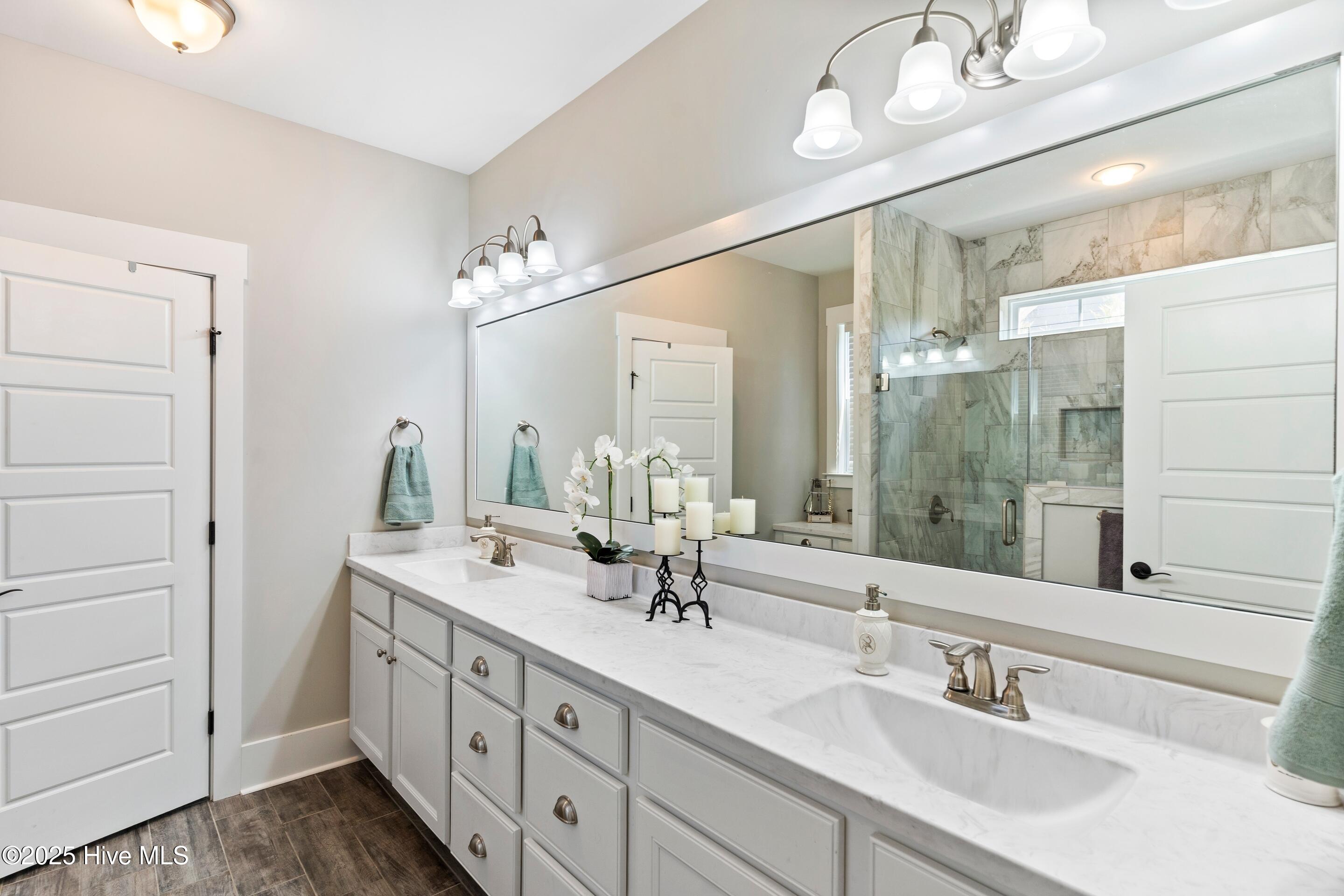 100527117 | Photo 24