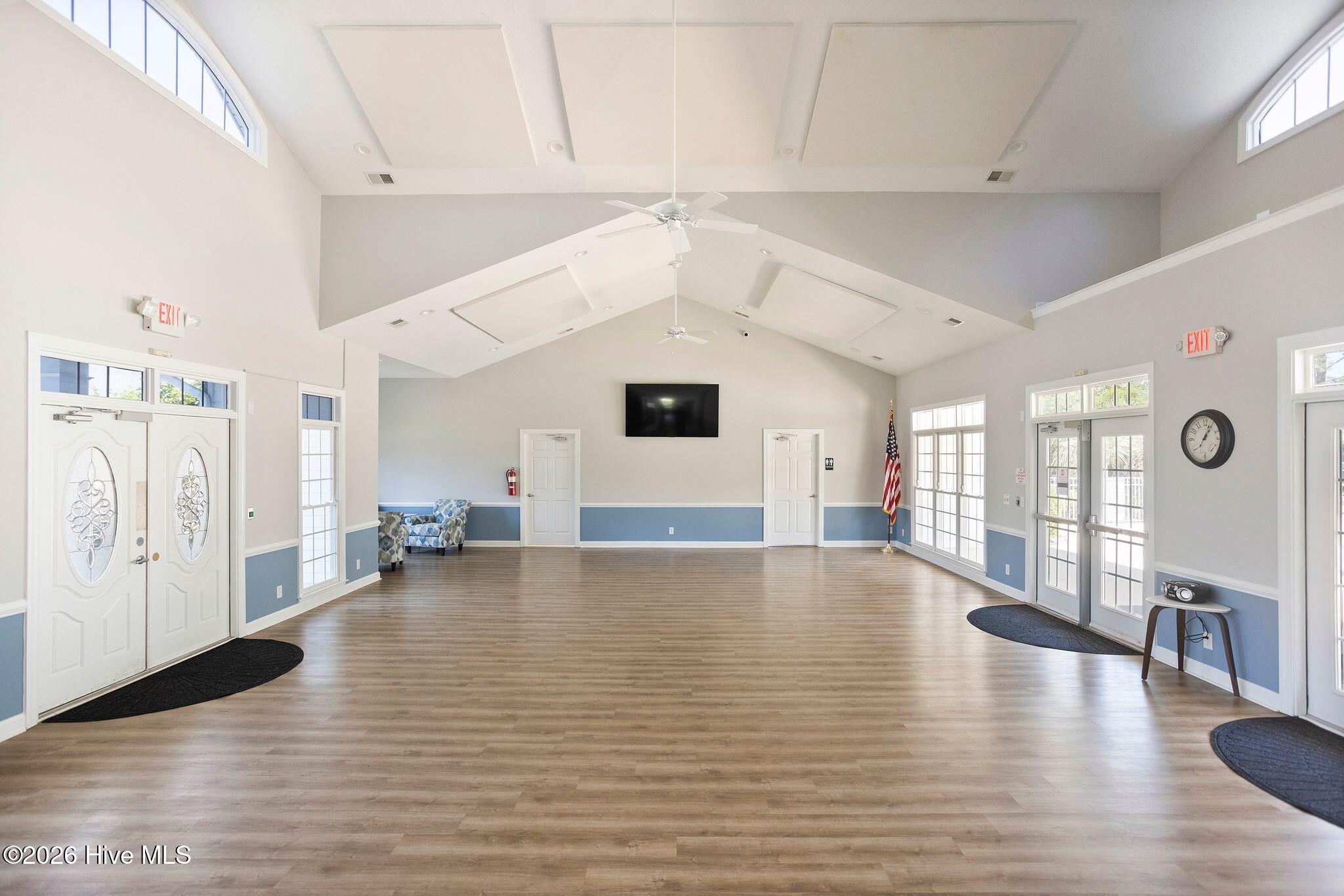 100560639 | Photo 62