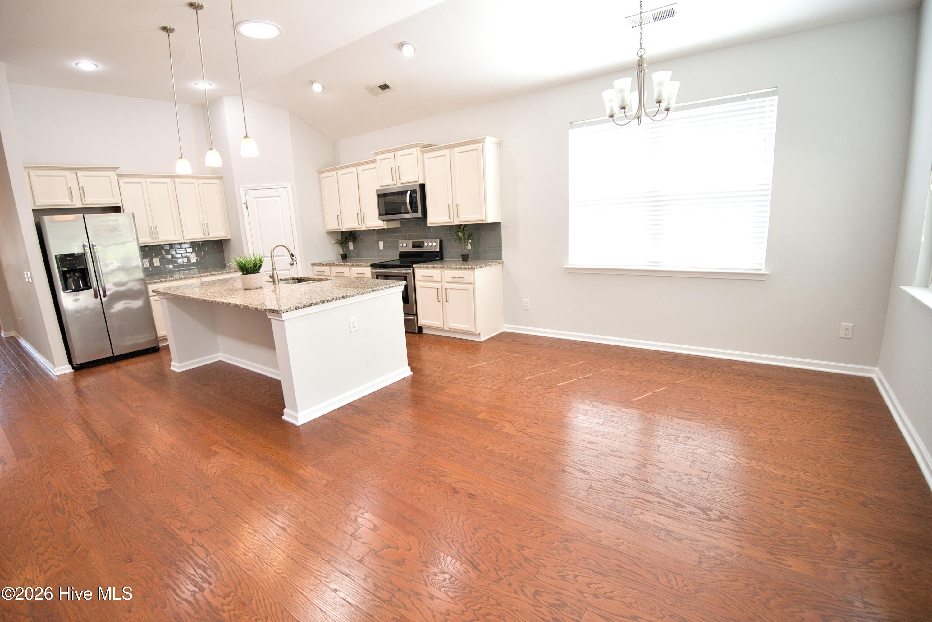 100569756 | Photo 45