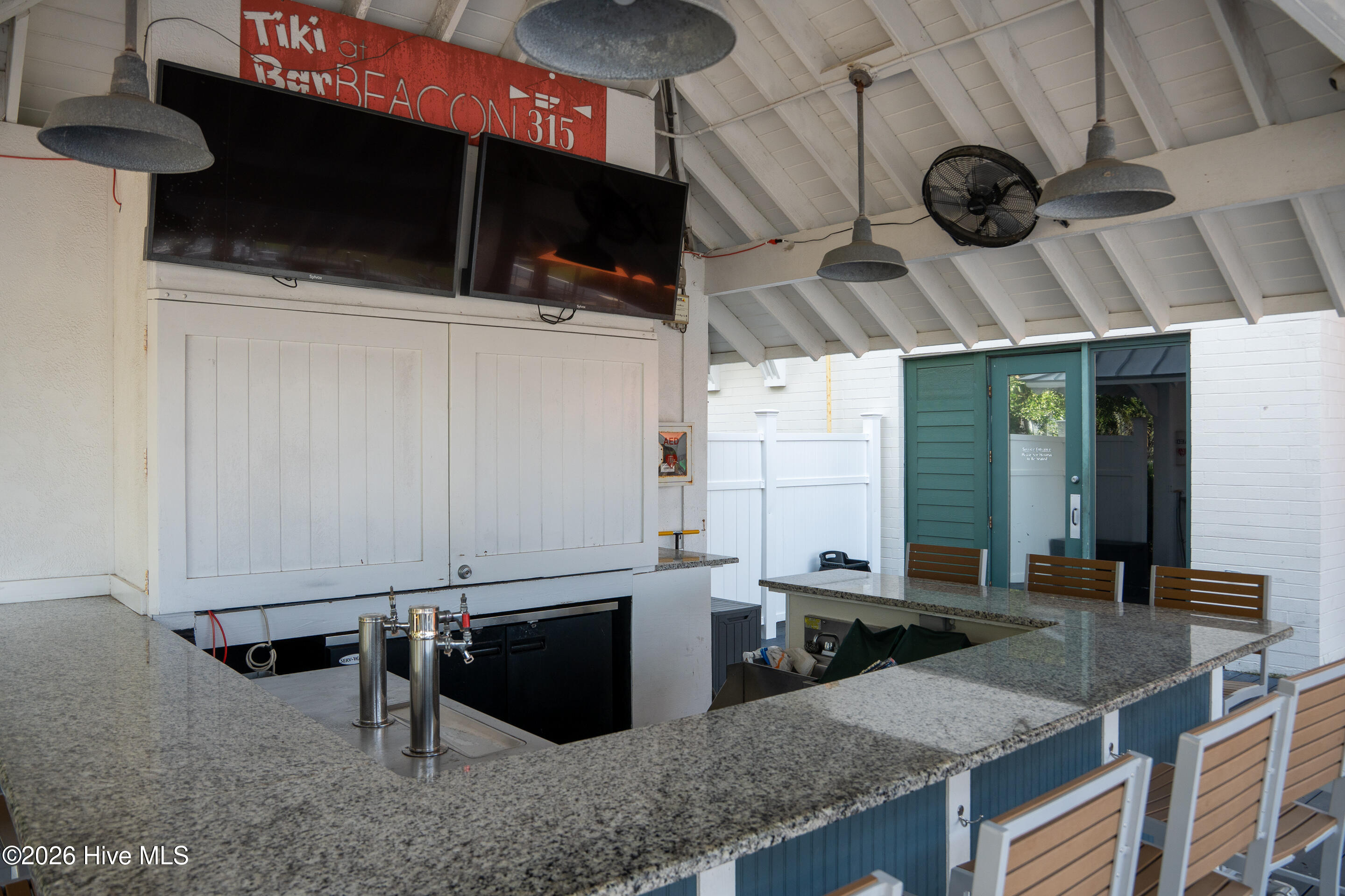 100553869 | Photo 61