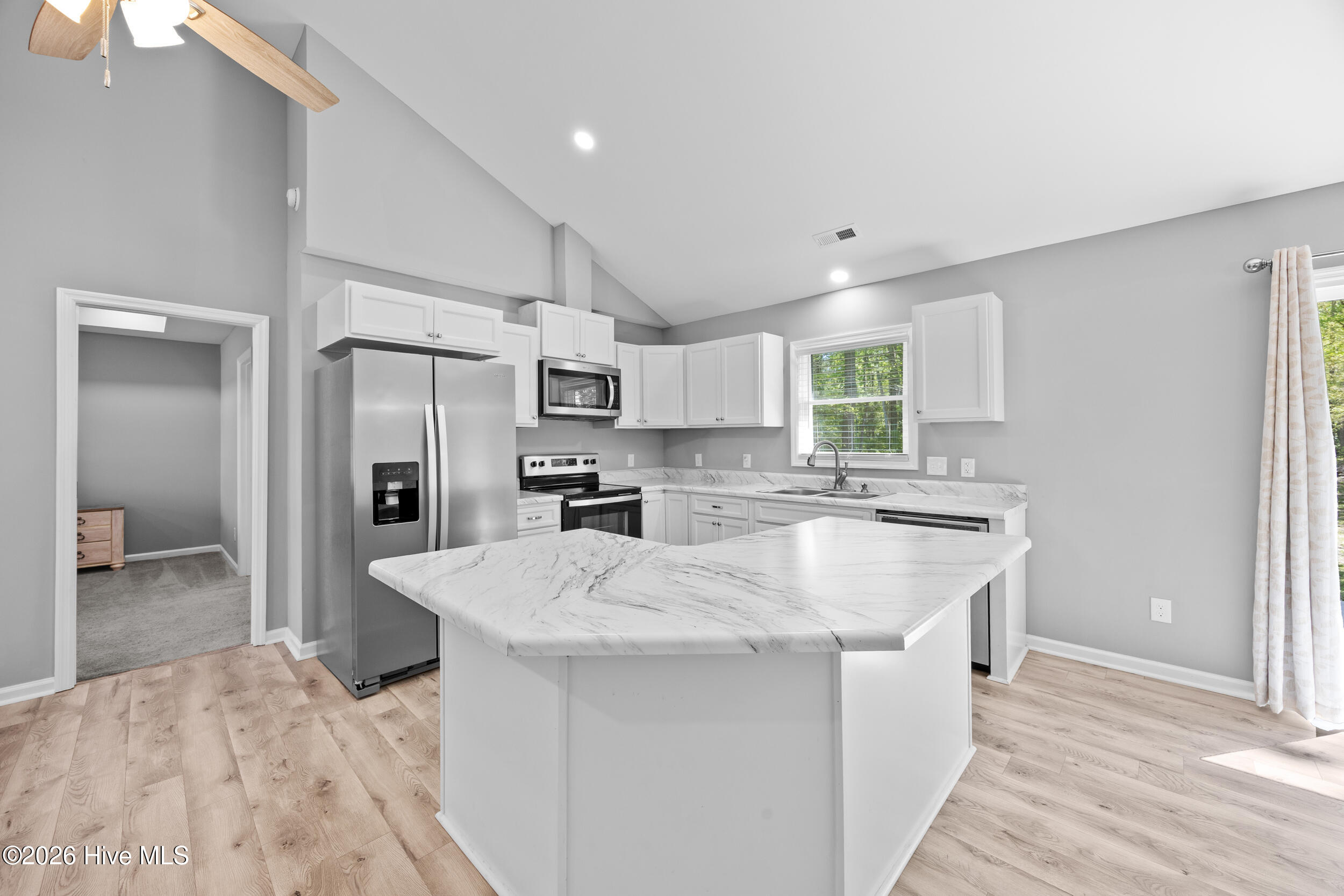 100566907 | Photo 19