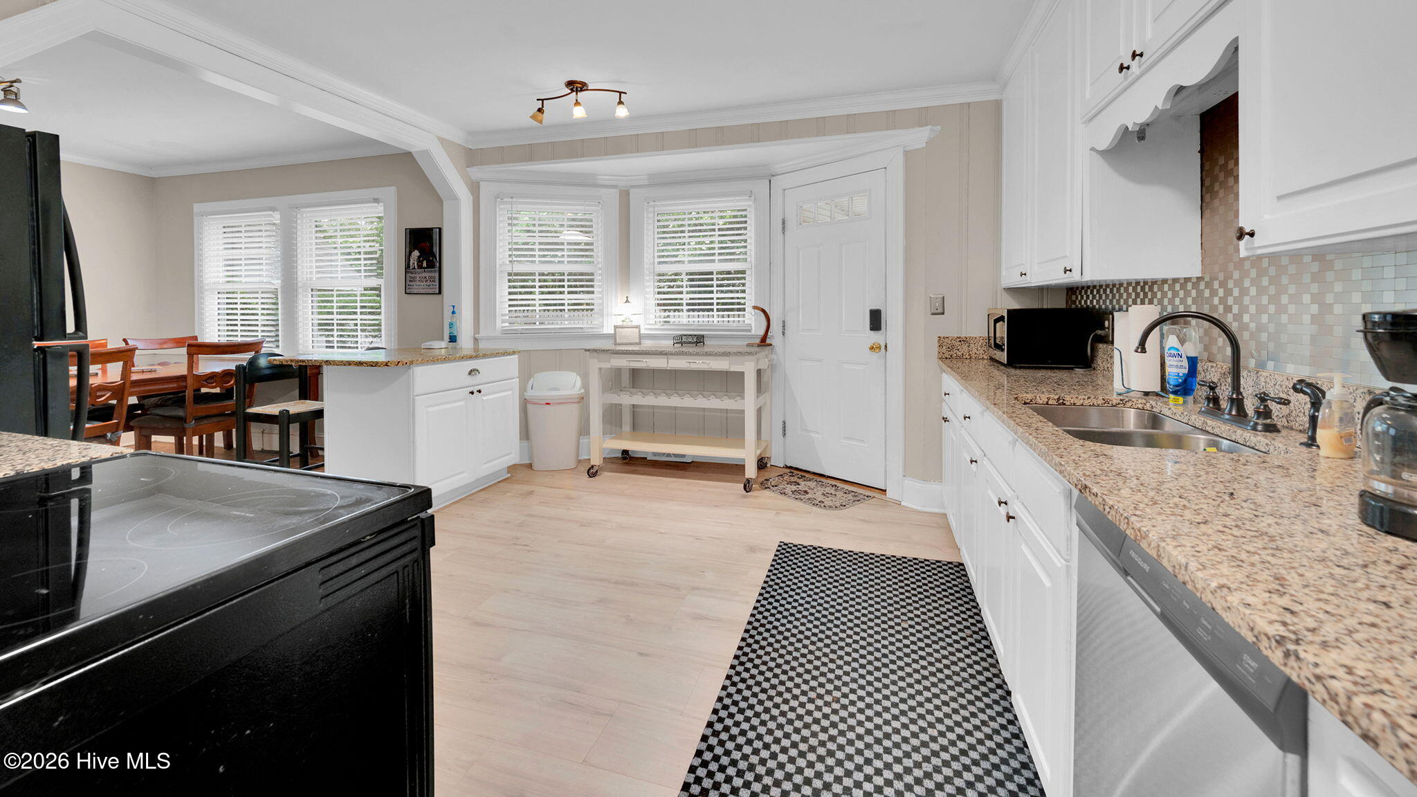 23-web-or-mls-1902 Sherwood Drive-24